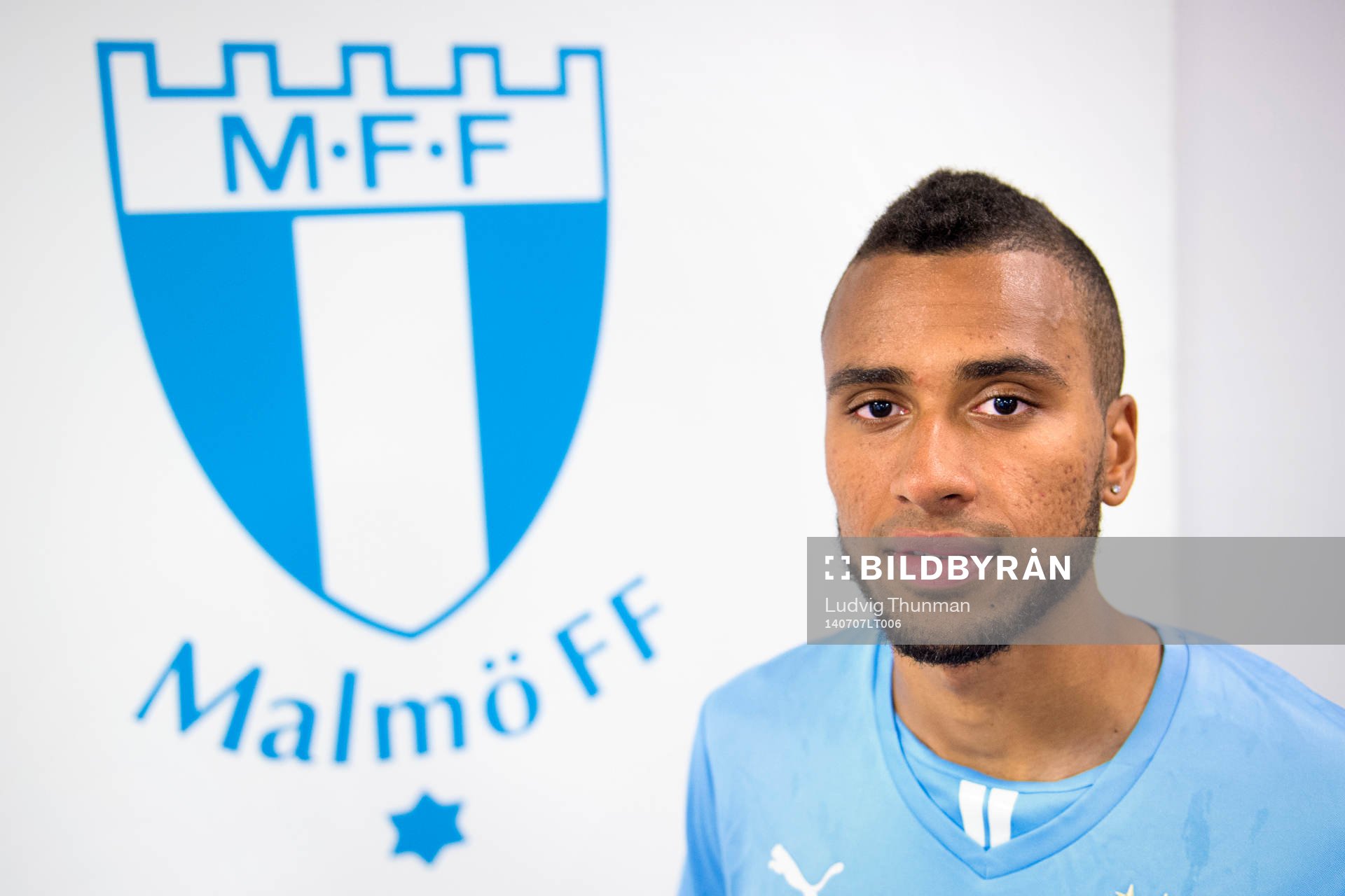 Malmös Isaac Kiese Thelin poserar för ett porträtt efter en presskonferens där han presenteras som ny spelare i Malmö FF den 7 juli 2014 i Malmö.
