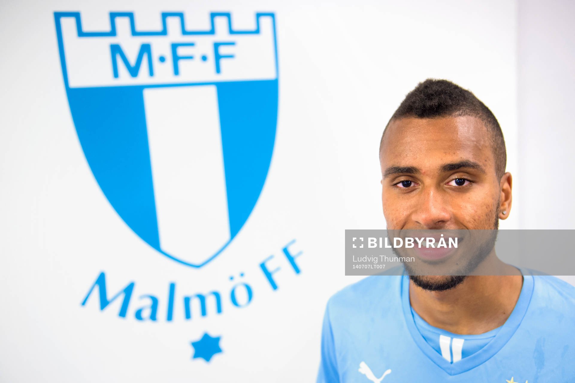 Malmös Isaac Kiese Thelin poserar för ett porträtt efter en presskonferens där han presenteras som ny spelare i Malmö FF den 7 juli 2014 i Malmö.