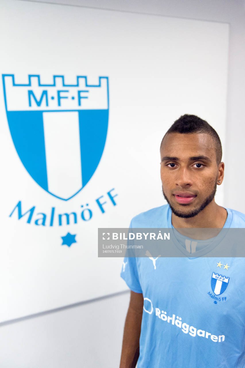 Malmös Isaac Kiese Thelin poserar för ett porträtt efter en presskonferens där han presenteras som ny spelare i Malmö FF den 7 juli 2014 i Malmö.