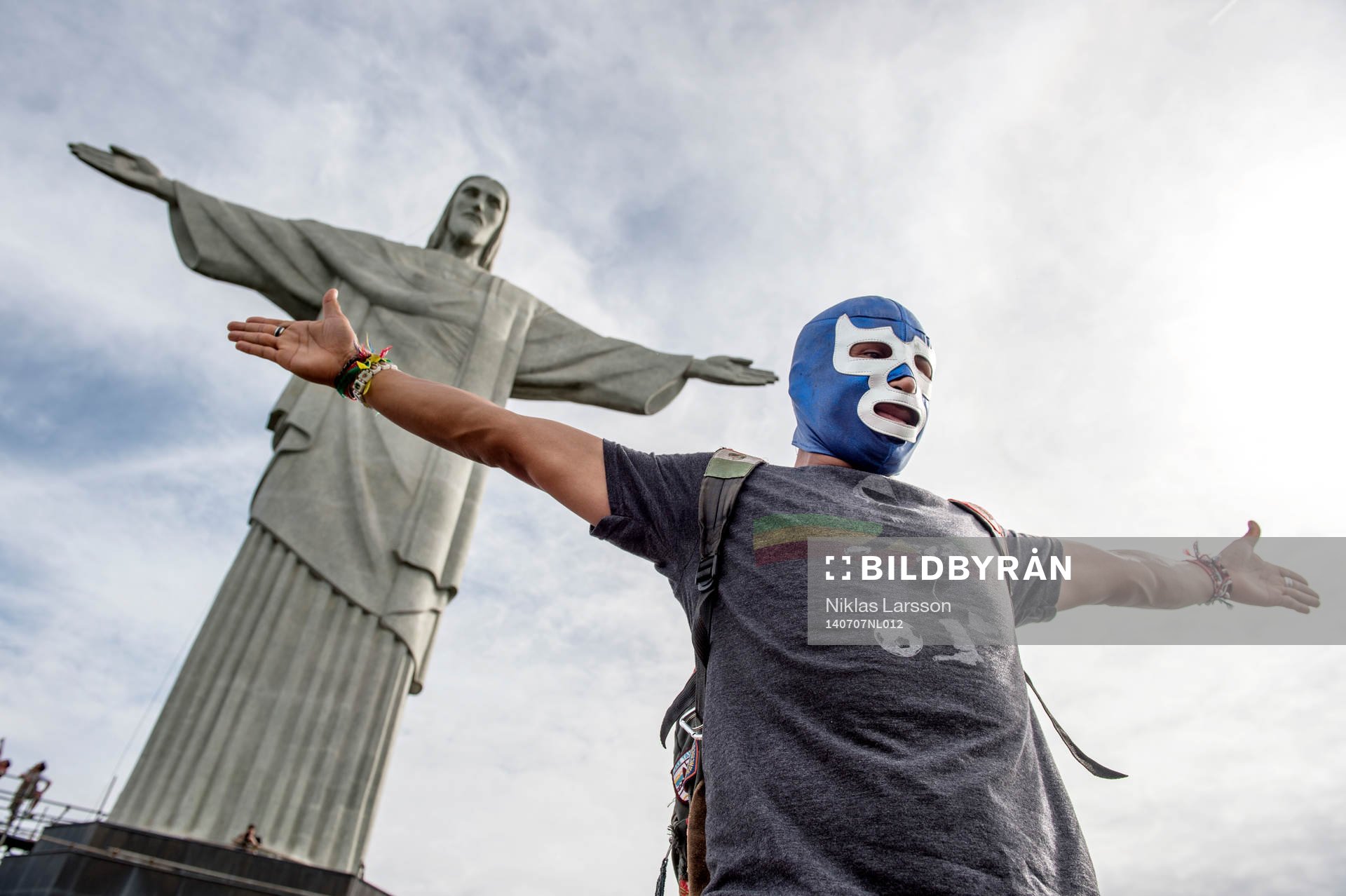 En Mexikansk supporter poserar framför Jesusstatyn den 7 juli 2014 i Rio de Janeiro.