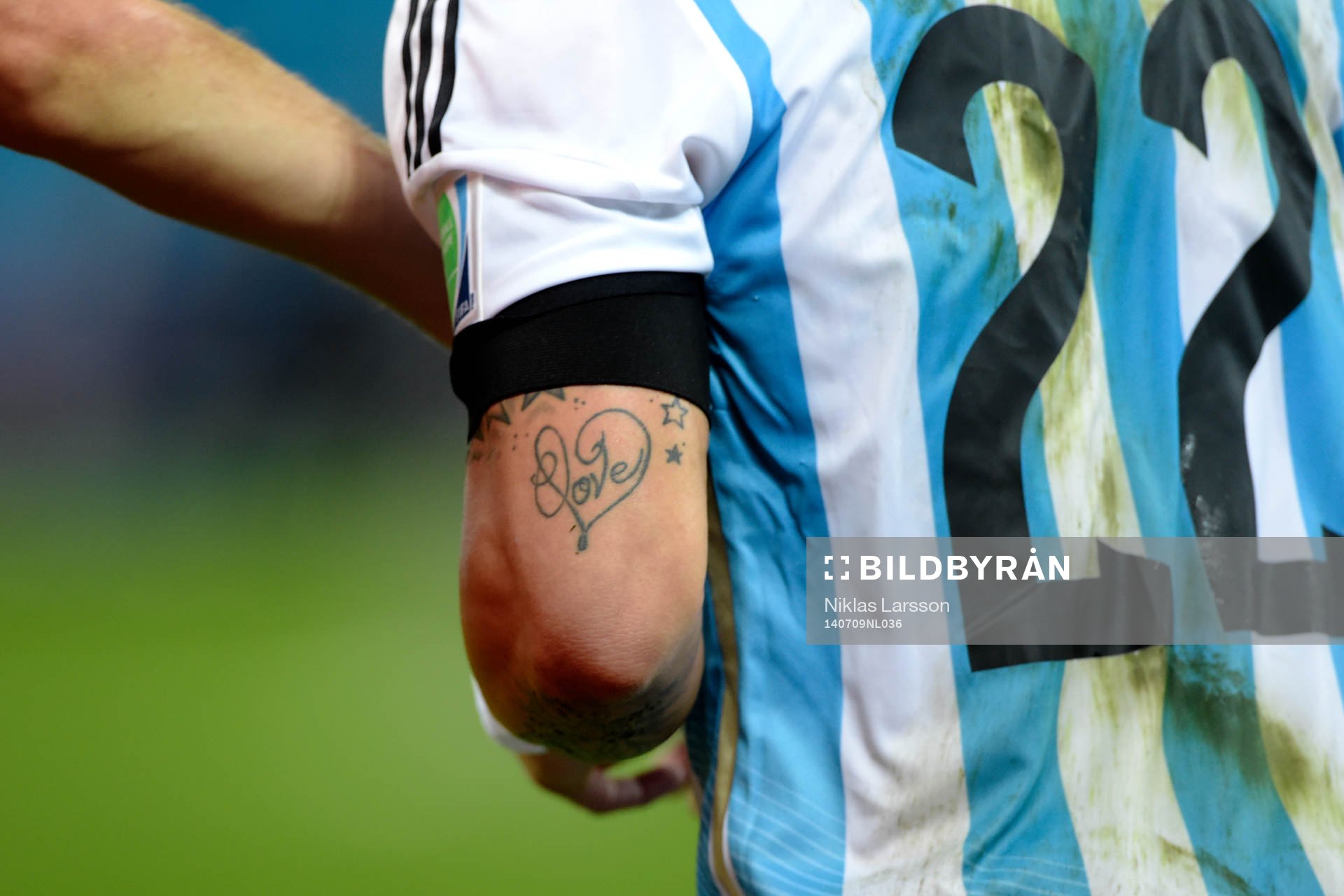 Argentina spelar med sorgeband, på bild Ezequiel Lavezzi