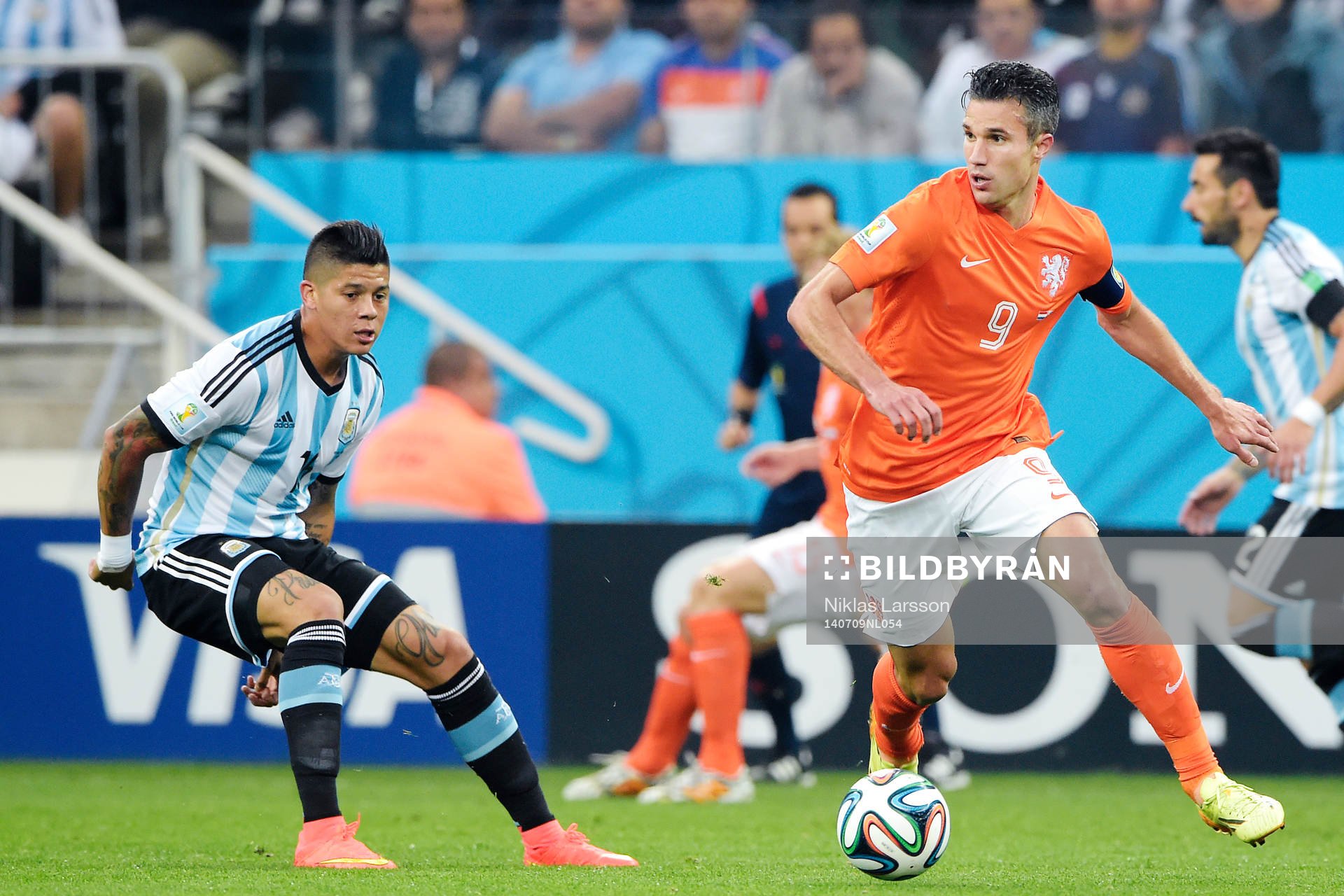 Argentinas Javier Mascherano och Hollands Robin van Persie