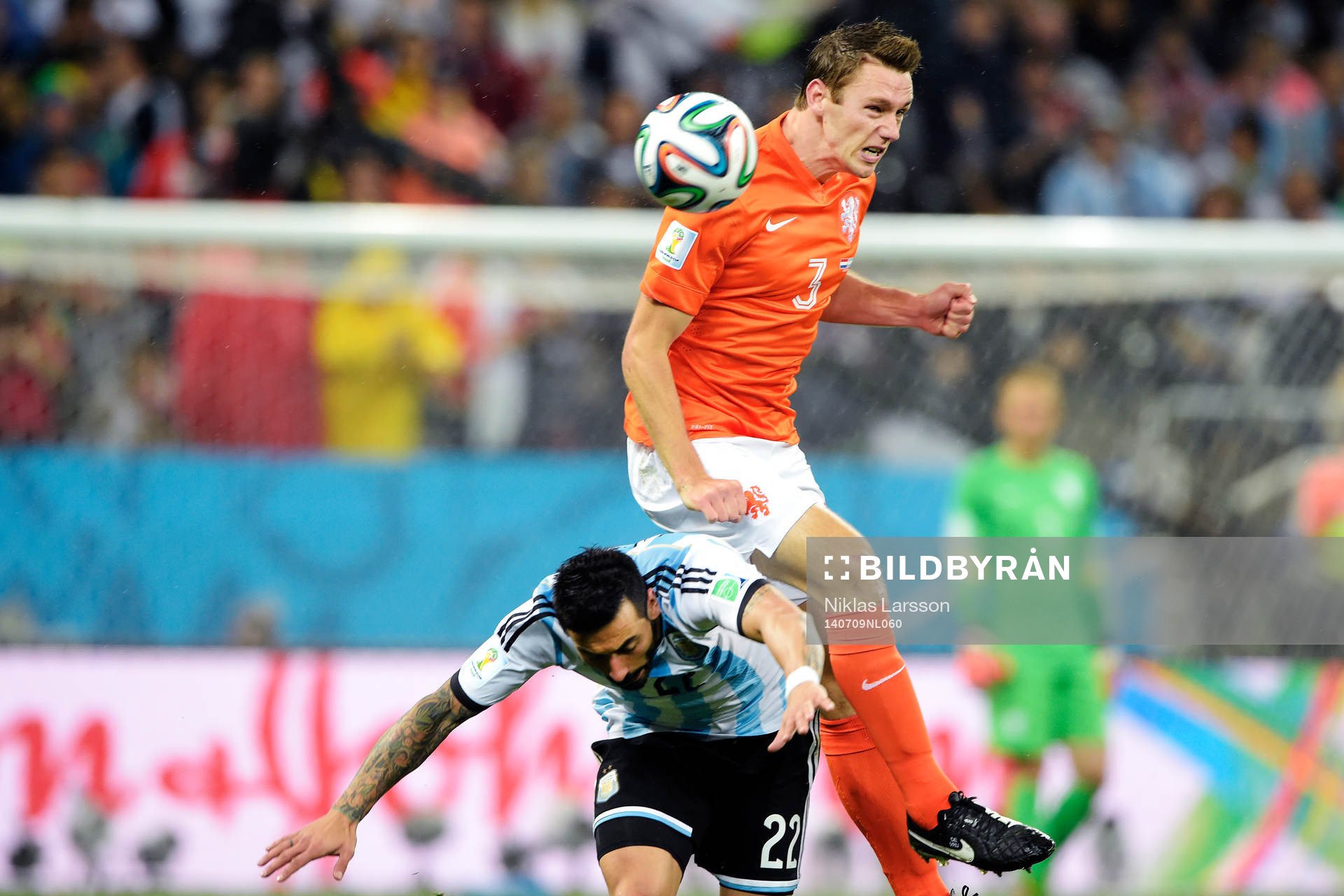 Hollands Stefan de Vrij och Argentinas Ezequiel Lavezzi under semifinalen mellan Argentina och Holland under fotbolls-VM den 9 juli 2014 i Sao Paulo.