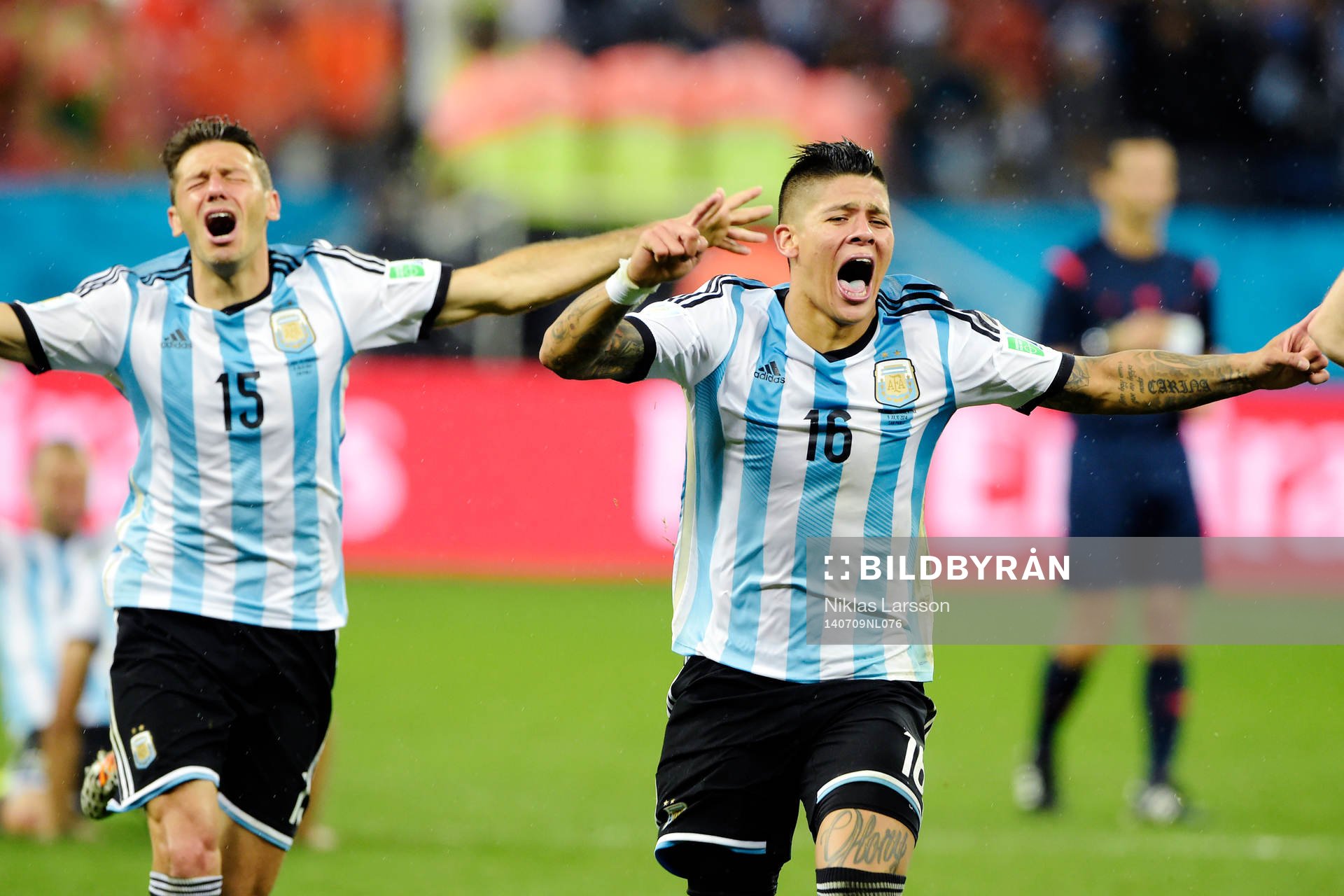 Argentinas Martin Demichelis och Marcos Rojo  jublar