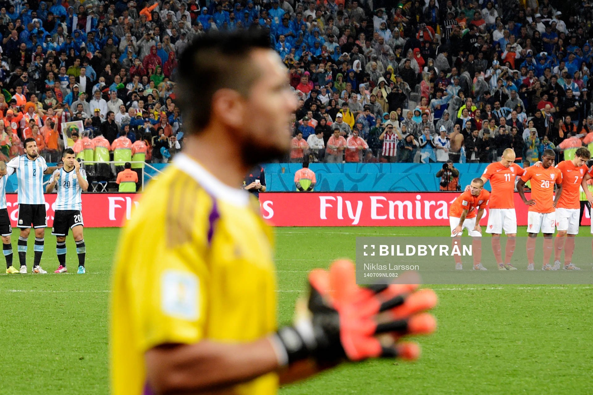 Hollands spelare ser på när Argentinas målvakt Sergio