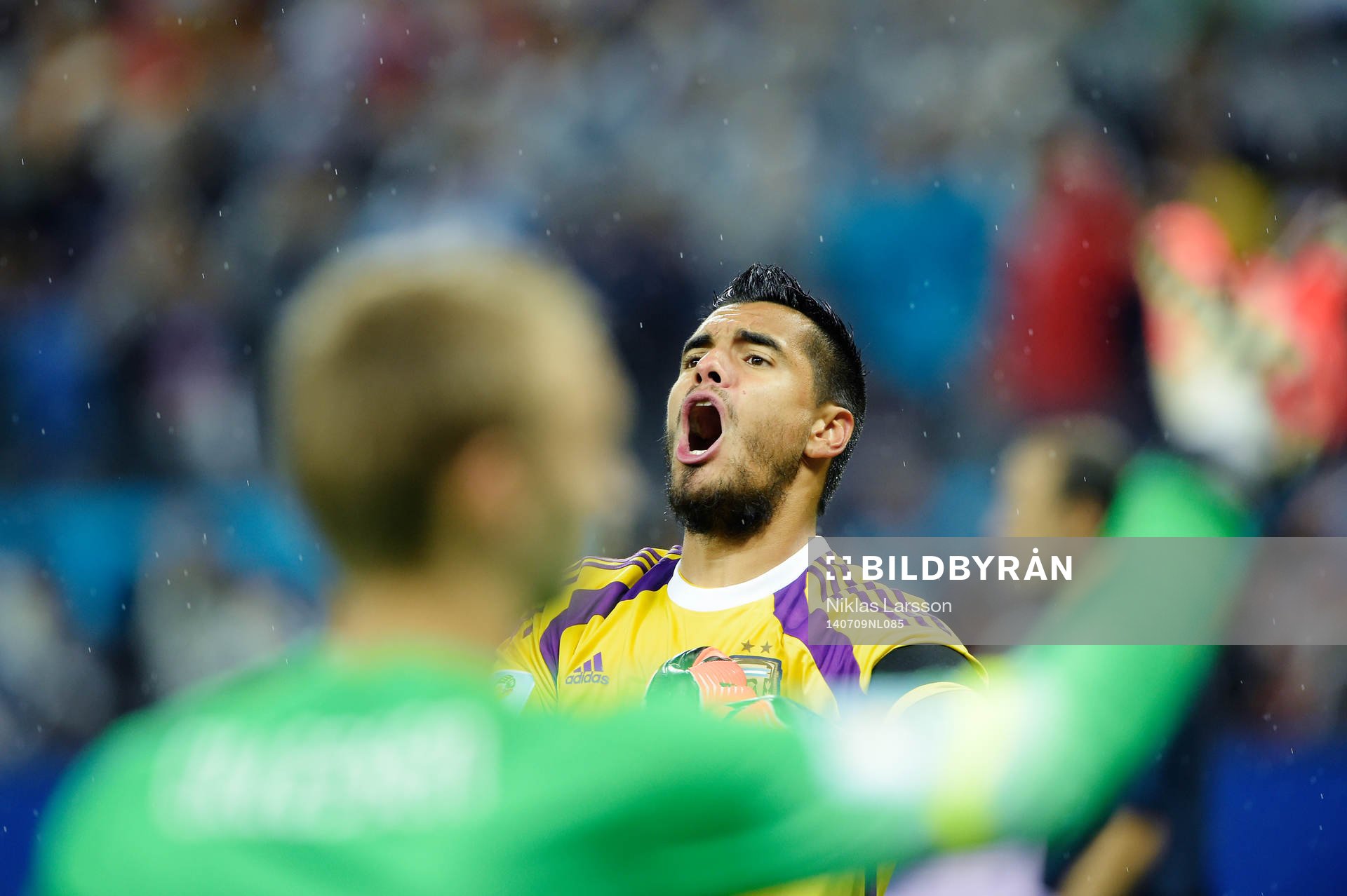 Argentinas målvakt Sergio Romero jublar, i förgrunden