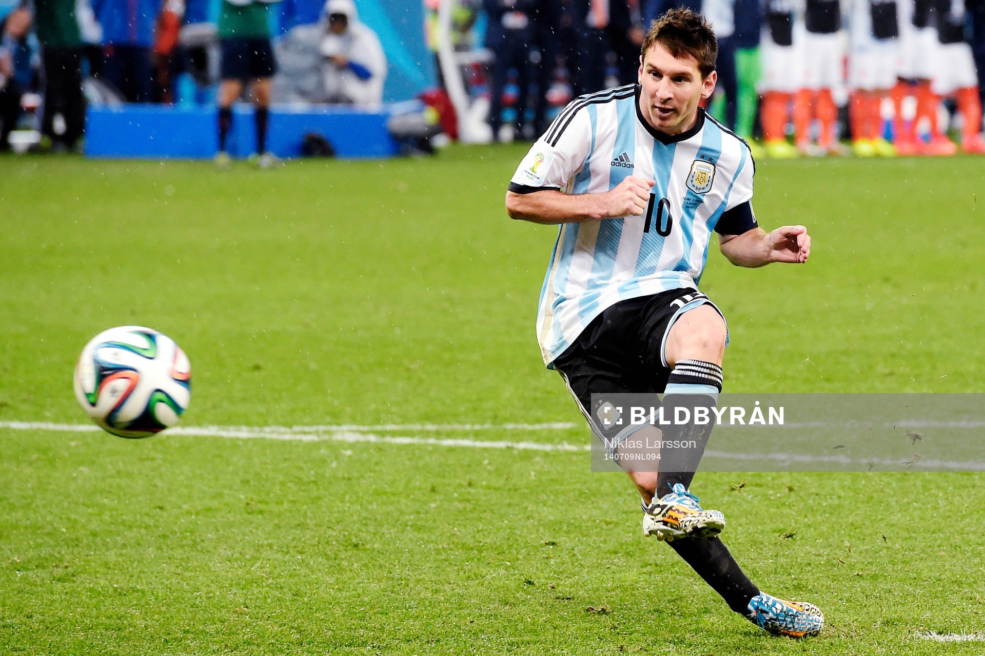 Argentinas Lionel Messi sätter sin straff