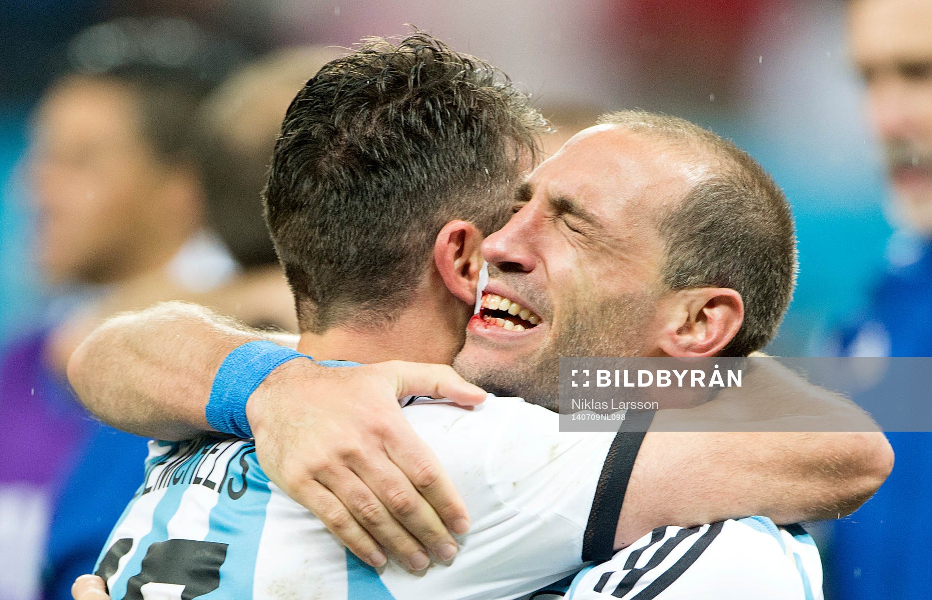 Argentinas Javier Mascherano jublar, gråter och blöder