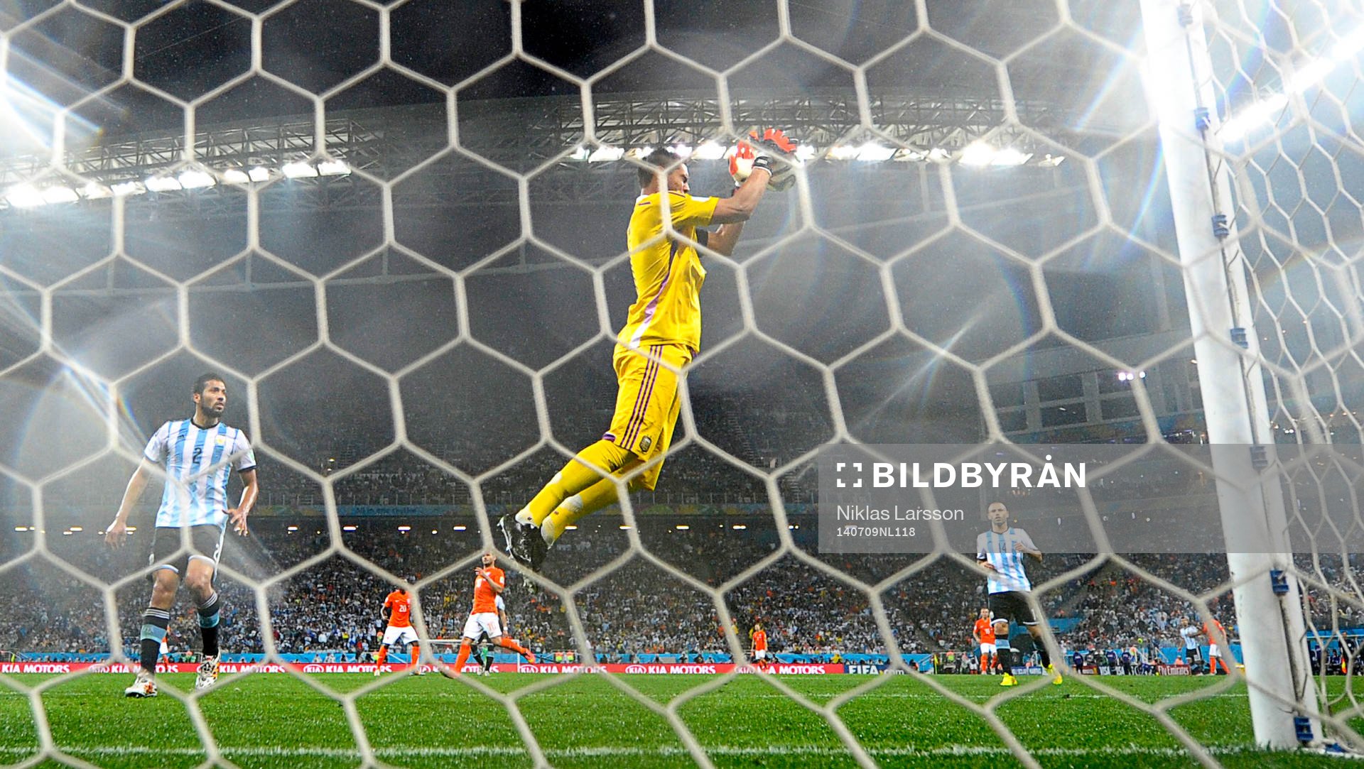 Argentinas målvakt Sergio Romero räddar ett skott