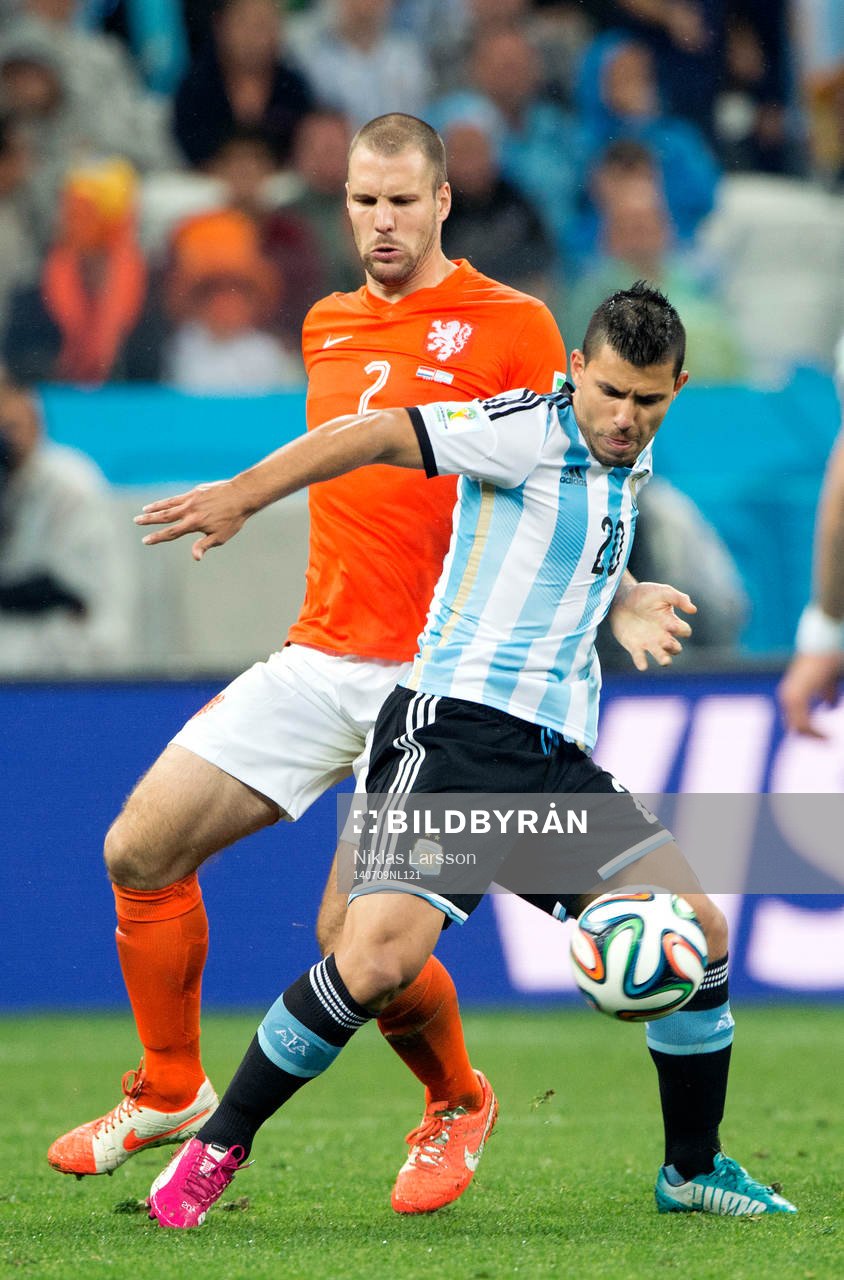 Argentinas Sergio Aguero och Hollands Ron Vlaar