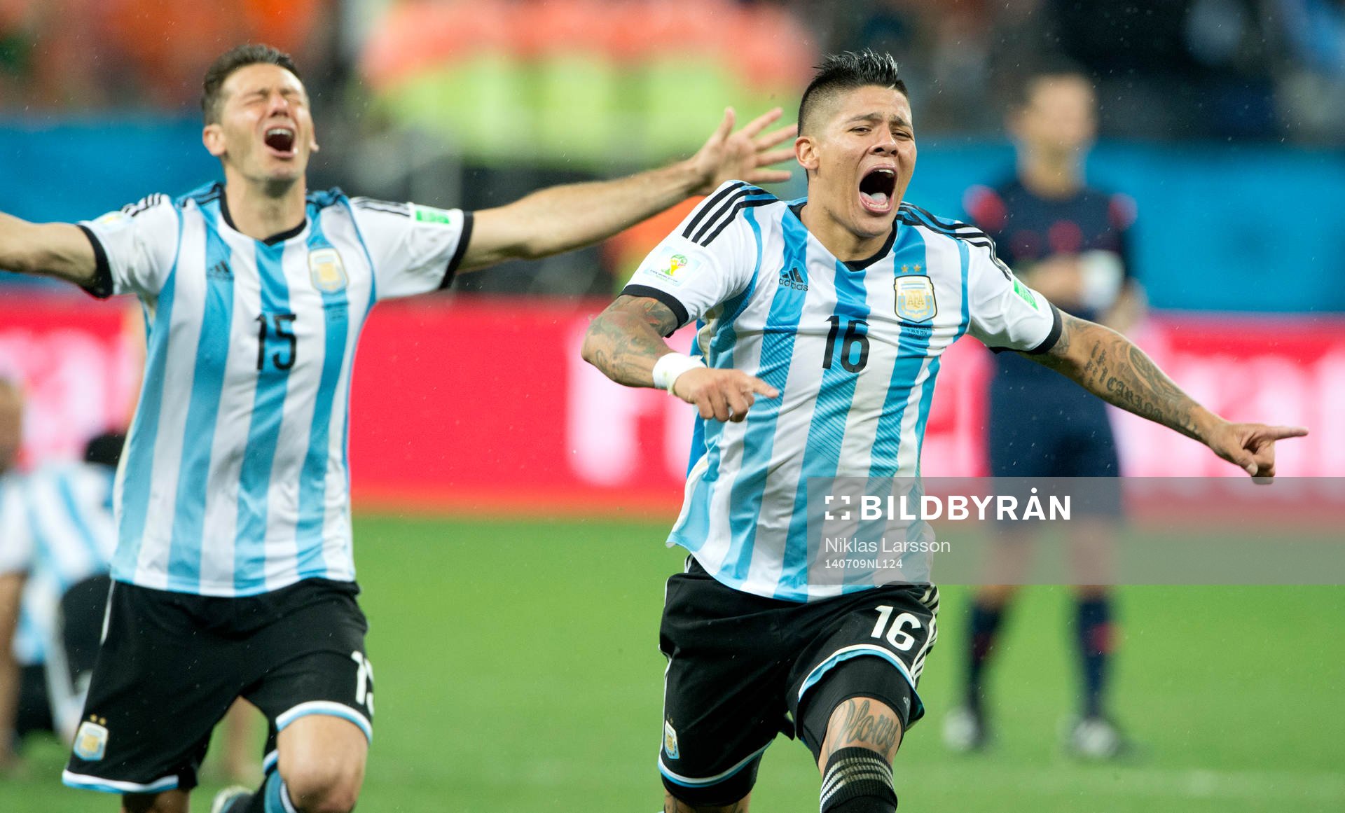 Argentinas Marcos Rojo och Martin Demichelis jublar