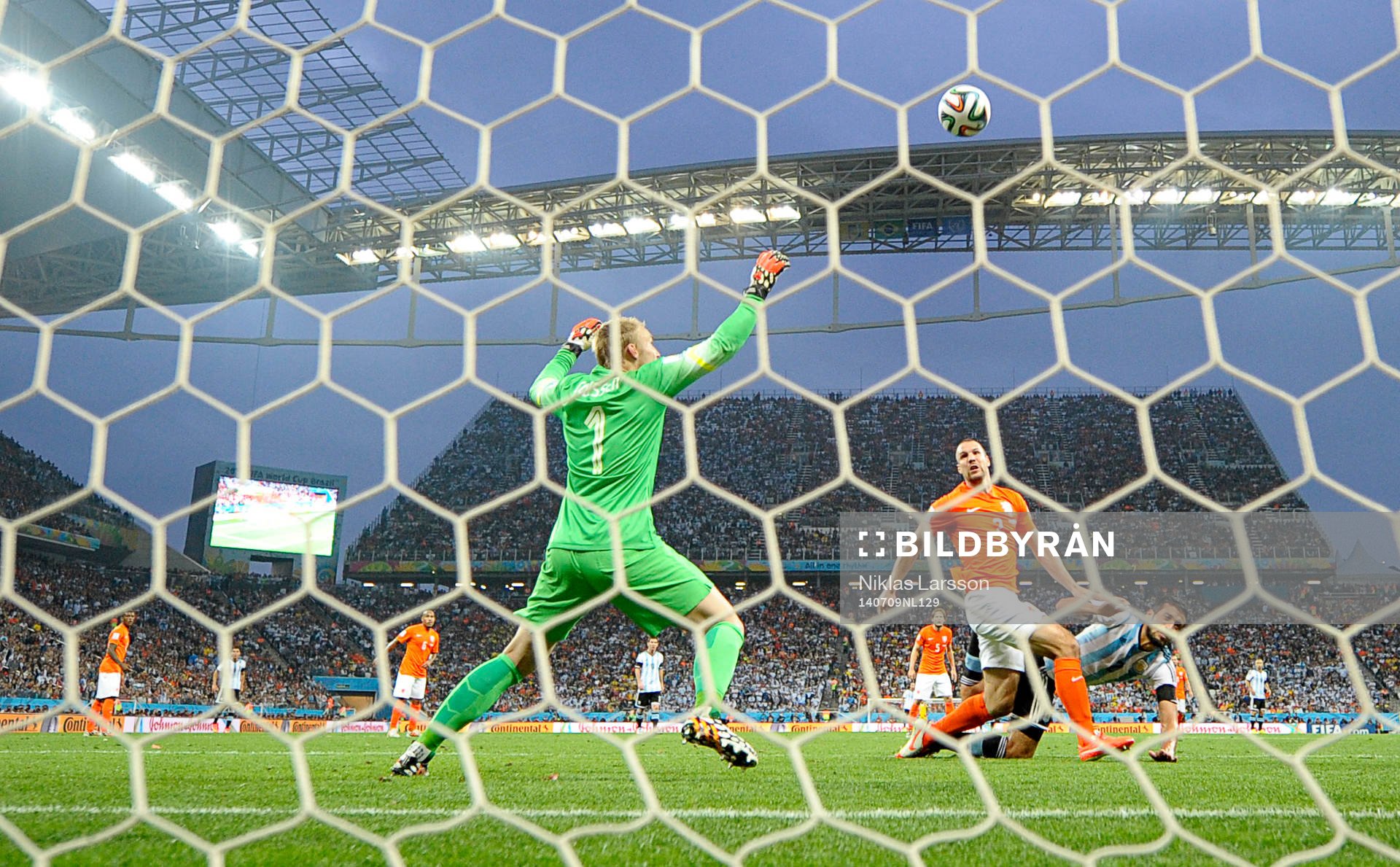 Hollands Ron Vlaar rensar undan framför Argentinas