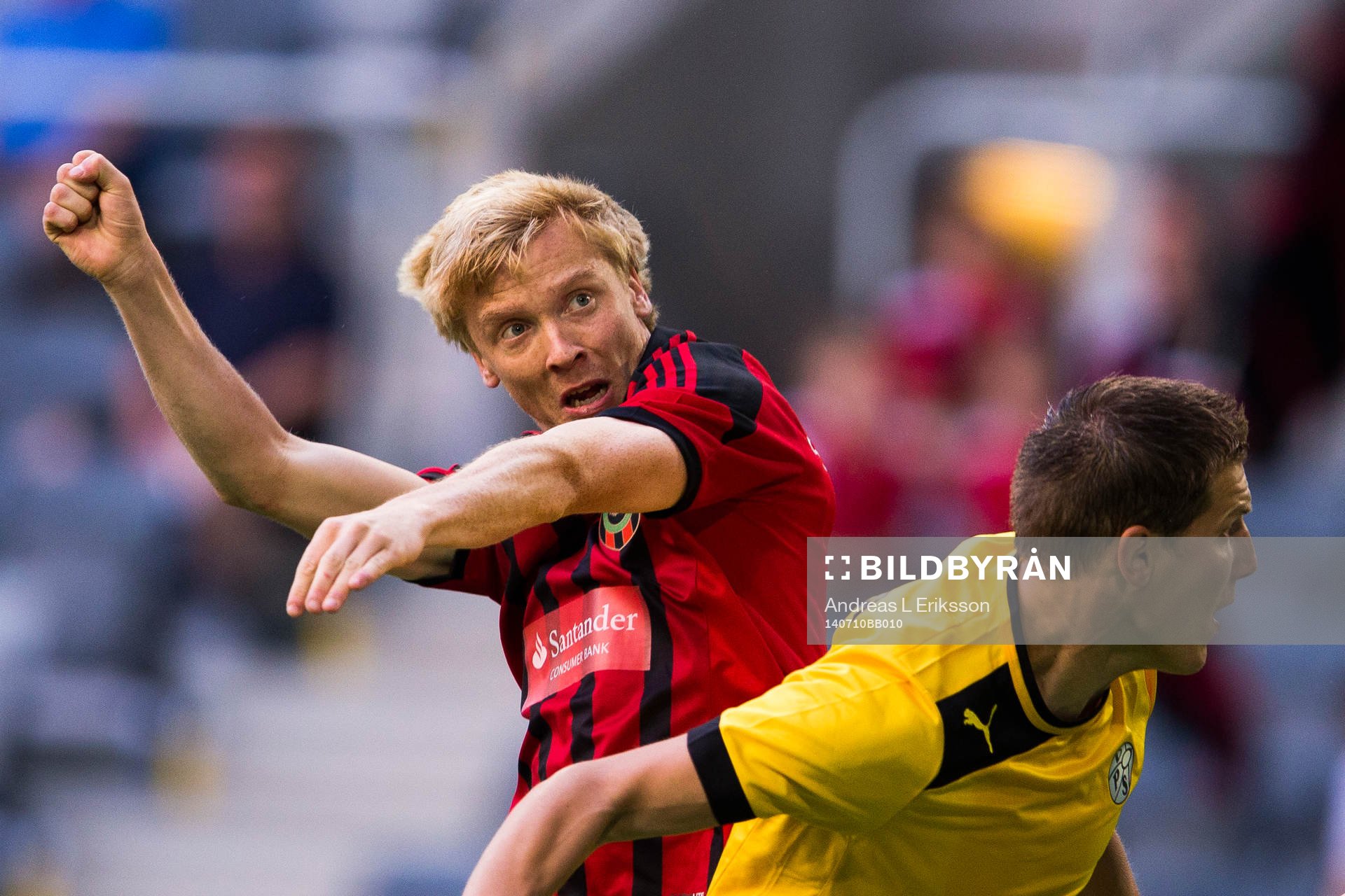 Brommapojkarnas Gustav Sandberg Magnusson i en nickduell