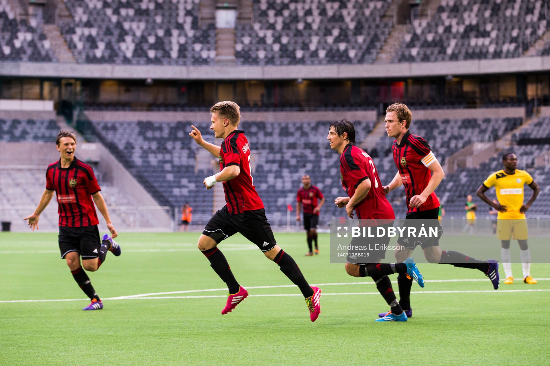 Brommapojkarnas Jacob Une Larsson jublar