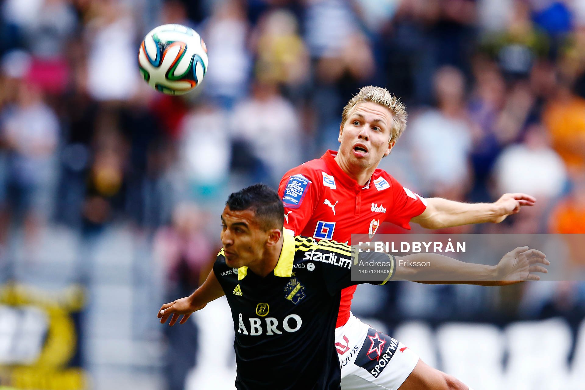 s Nabil Bahoui i en luftduell med Kalmars Jonathan Ring