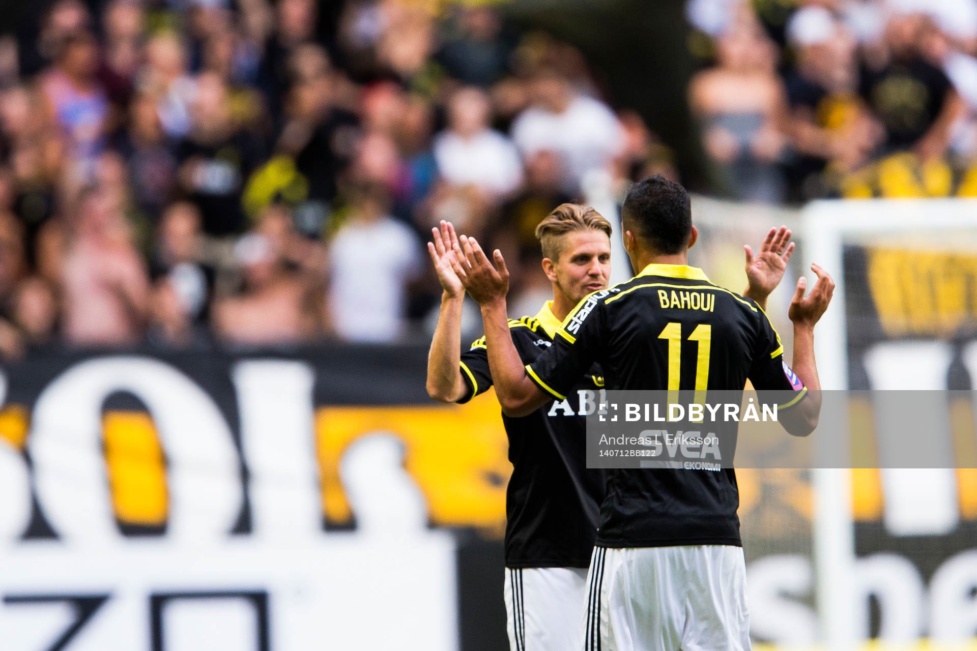 s Martin Lorentzson gratukerar AIK:s Nabil Bahoui till 1-0