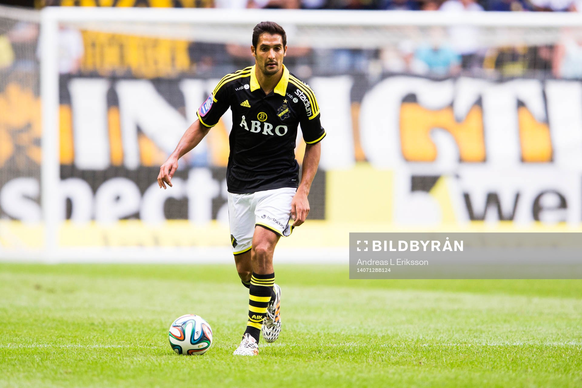 s Celso Borges med bollen