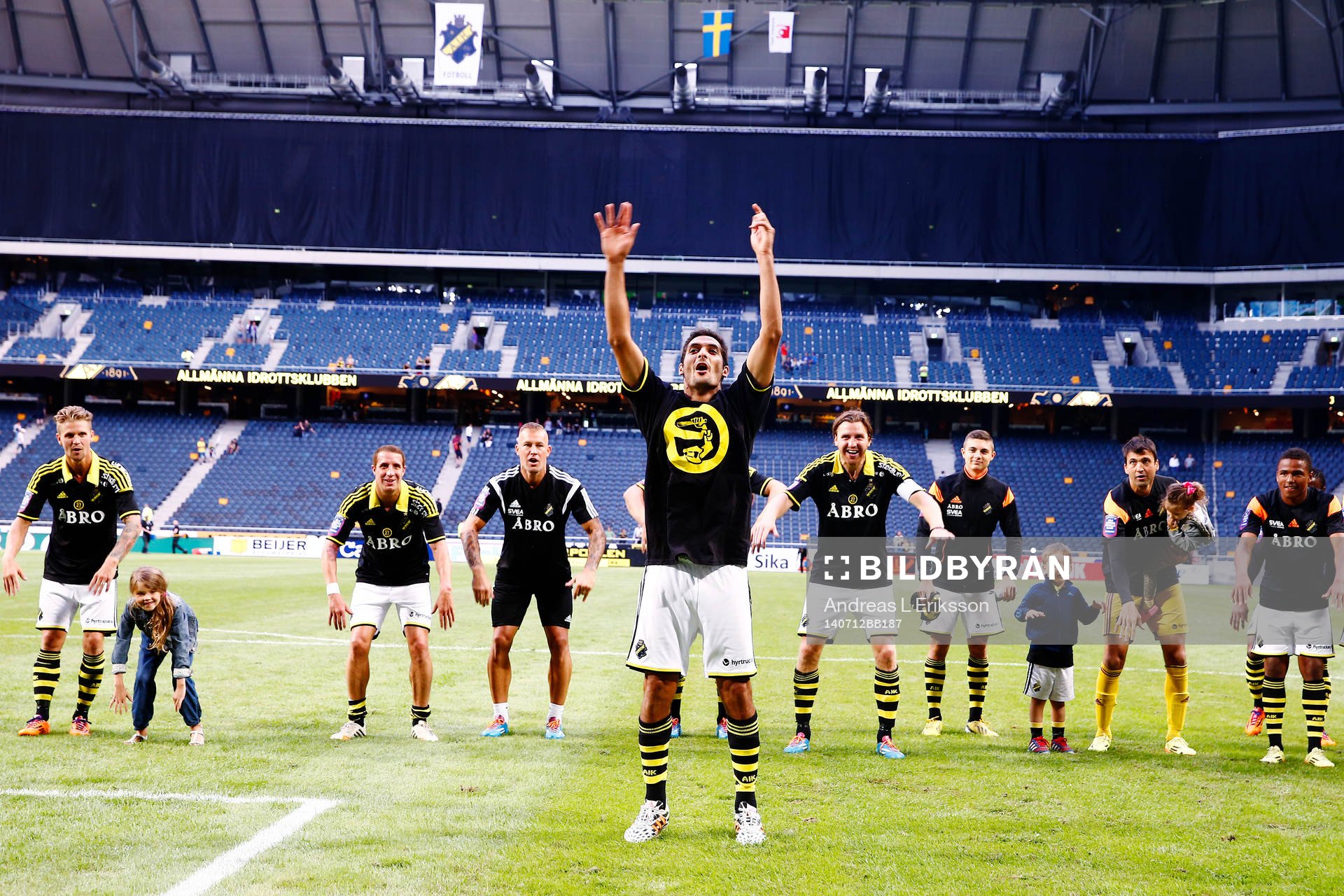 AIK:s Celso Borges och lagkamrater tackar publiken efter fotbollsmatchen i Allsvenskan mellan AIK och Kalmar den 12 juli 2014 i Stockholm. 