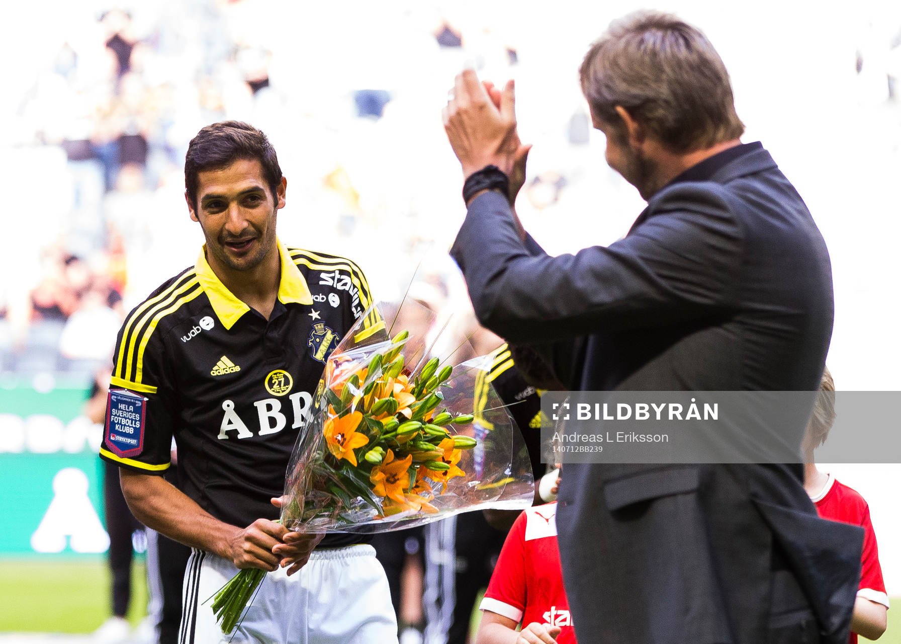 s Celso Borges får blommor innan avspark av