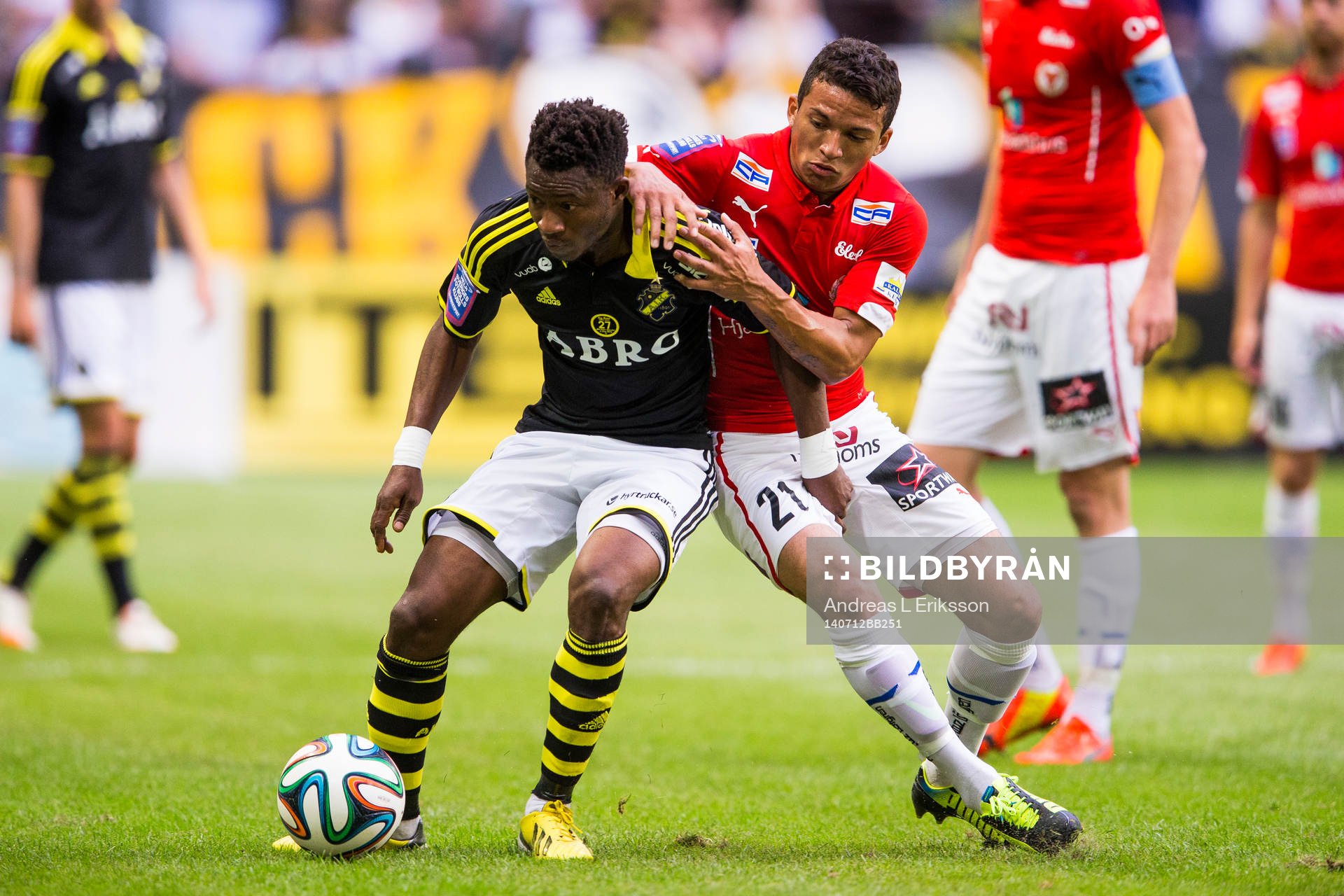 s Ibrahim Moro och Kalmars Ismael Silva Lima i kamp om