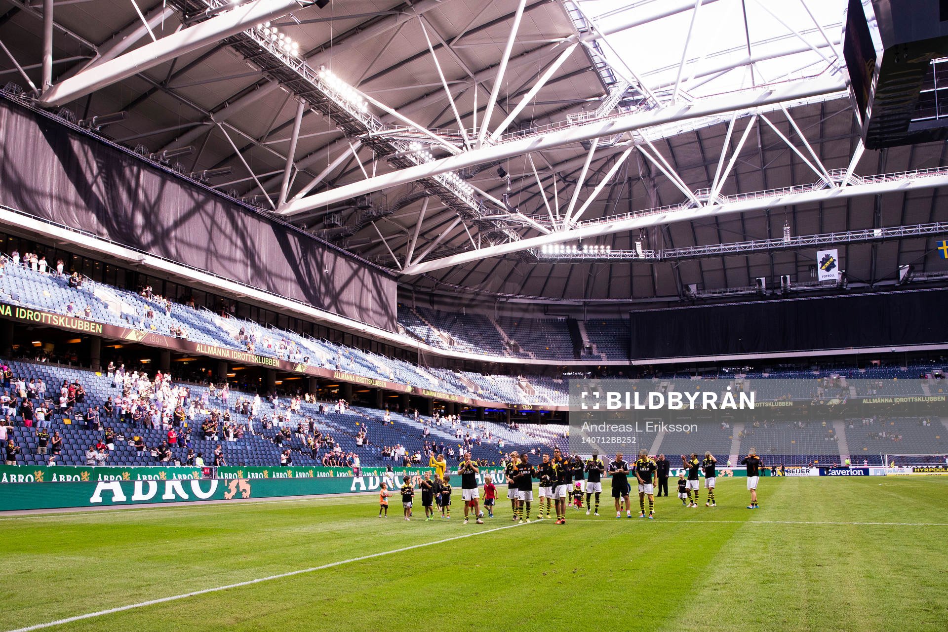 AIK:s spelare tackar publiken efter fotbollsmatchen i Allsvenskan mellan AIK och Kalmar på Friends Arena den 12 juli 2014 i Stockholm. 