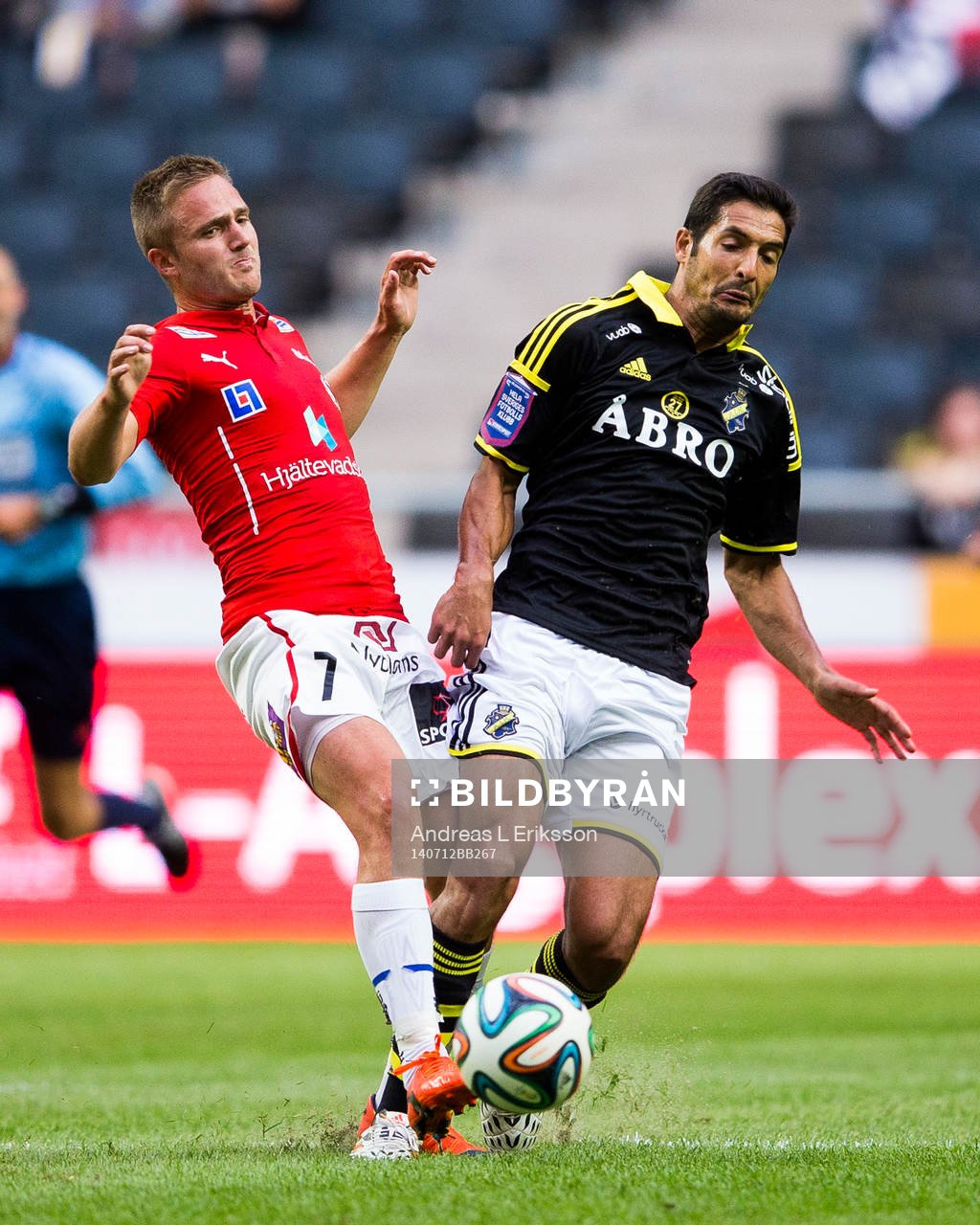 s Celso Borges i kamp om bollen