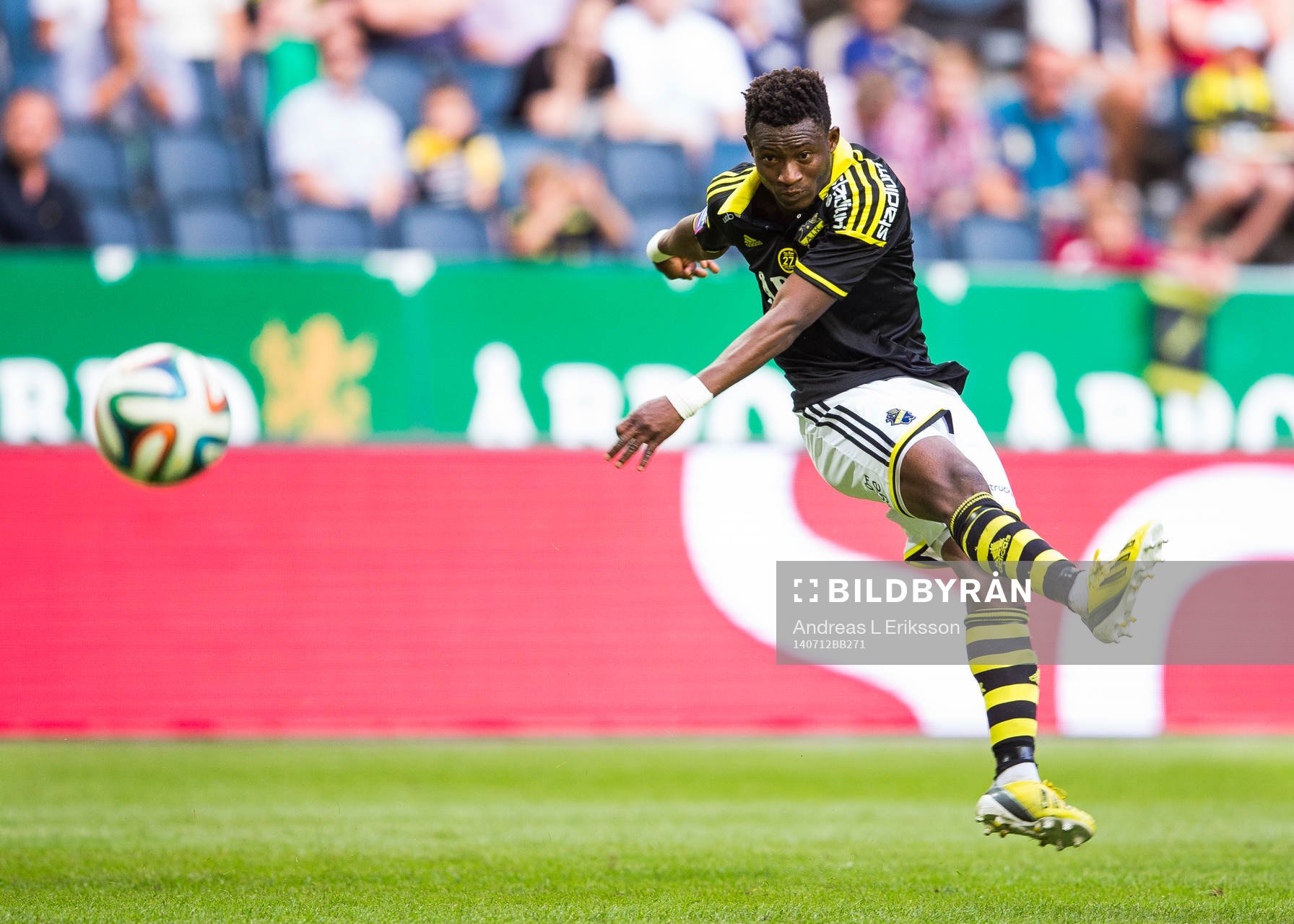 AIK:s Ibrahim Moro med skott under fotbollsmatchen i Allsvenskan mellan AIK och Kalmar den 12 juli 2014 i Stockholm. 