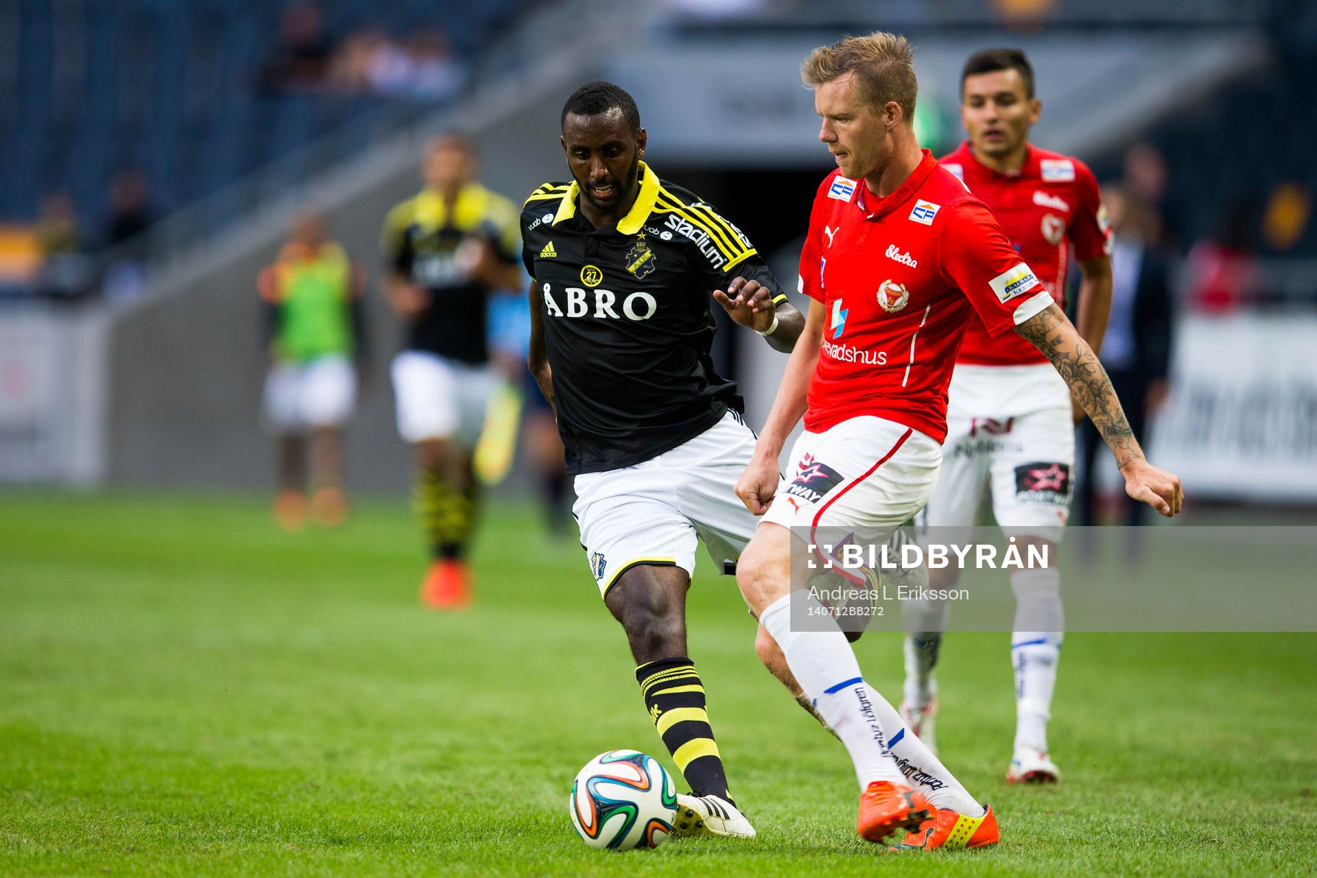 AIK:s Henok Goitom i kamp om bollen med Kalmars Marcus Nilsson under fotbollsmatchen i Allsvenskan mellan AIK och Kalmar den 12 juli 2014 i Stockholm.