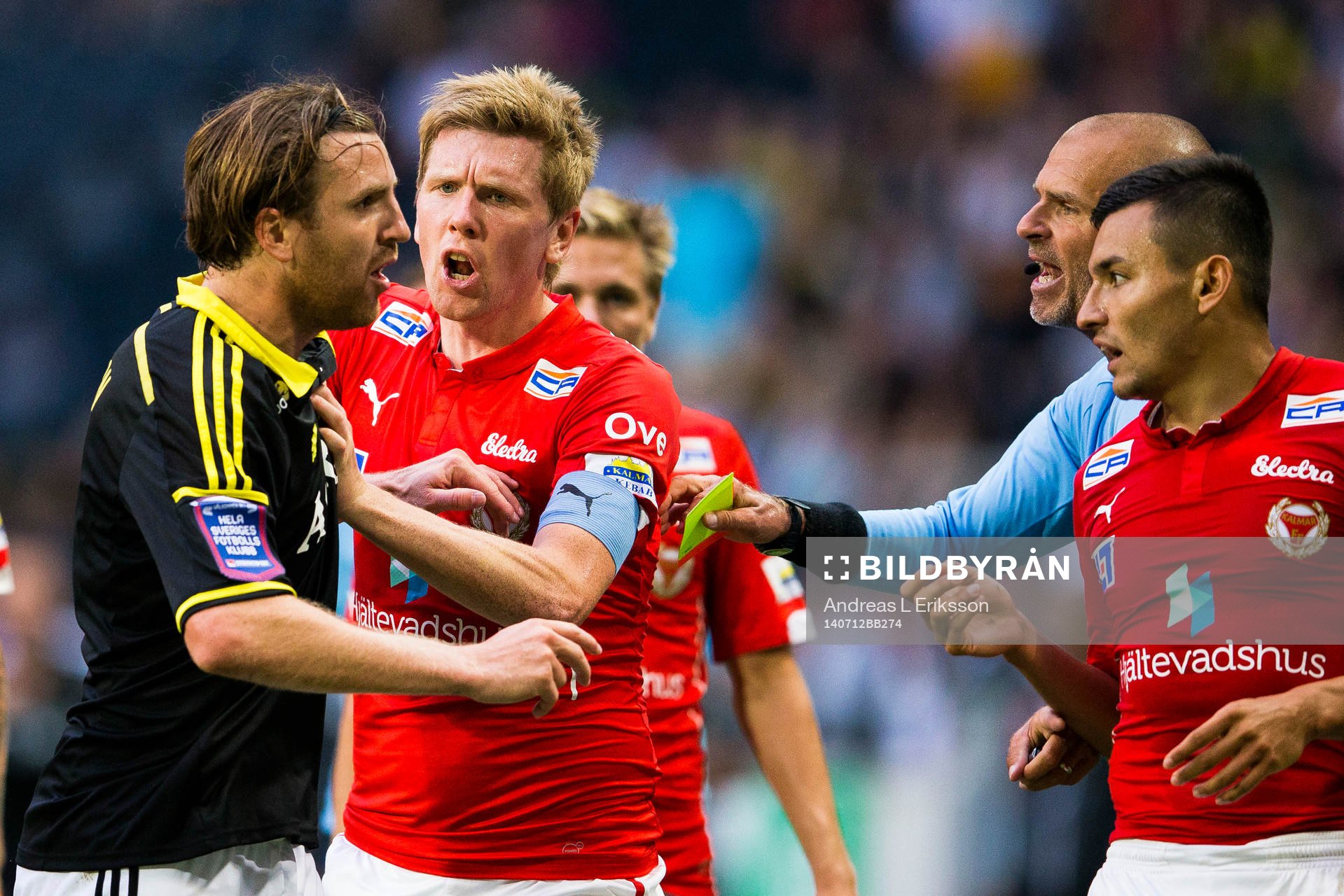s Nils-Eric Johansson reagerar på Kalmars Emin Nouri medan