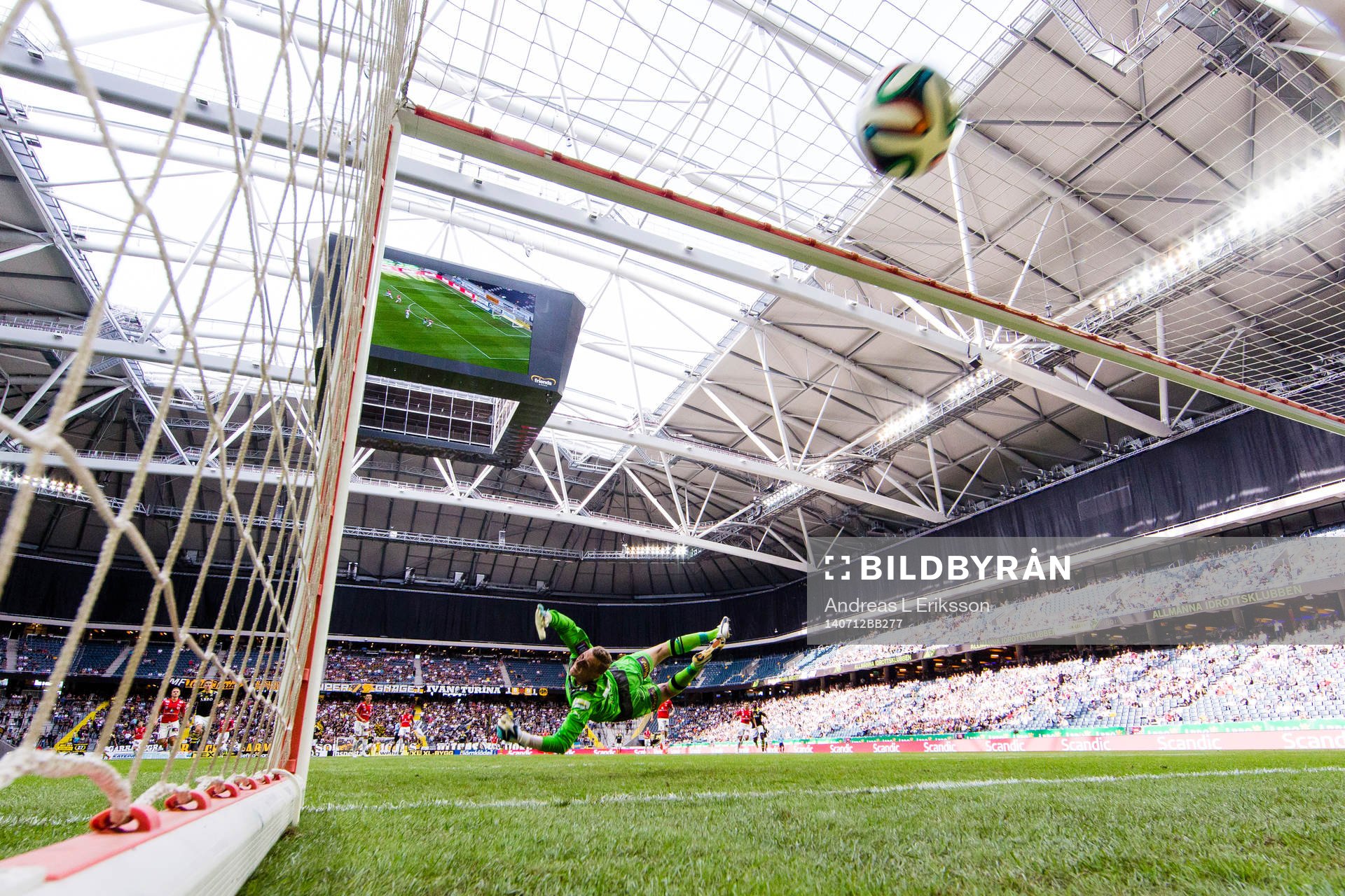 s Nabil Bahoui (ej i bild) gör 1-0 för AIK bakom Kalmars