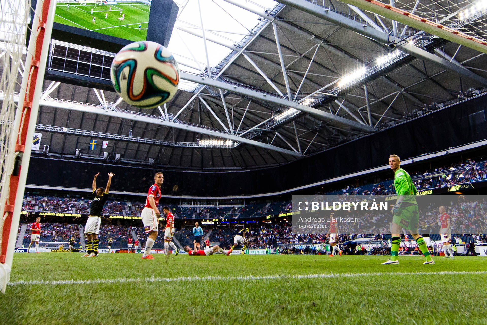 s Ibrahim Moro (ej i bild) gör 2-0 för AIK bakom Kalmars