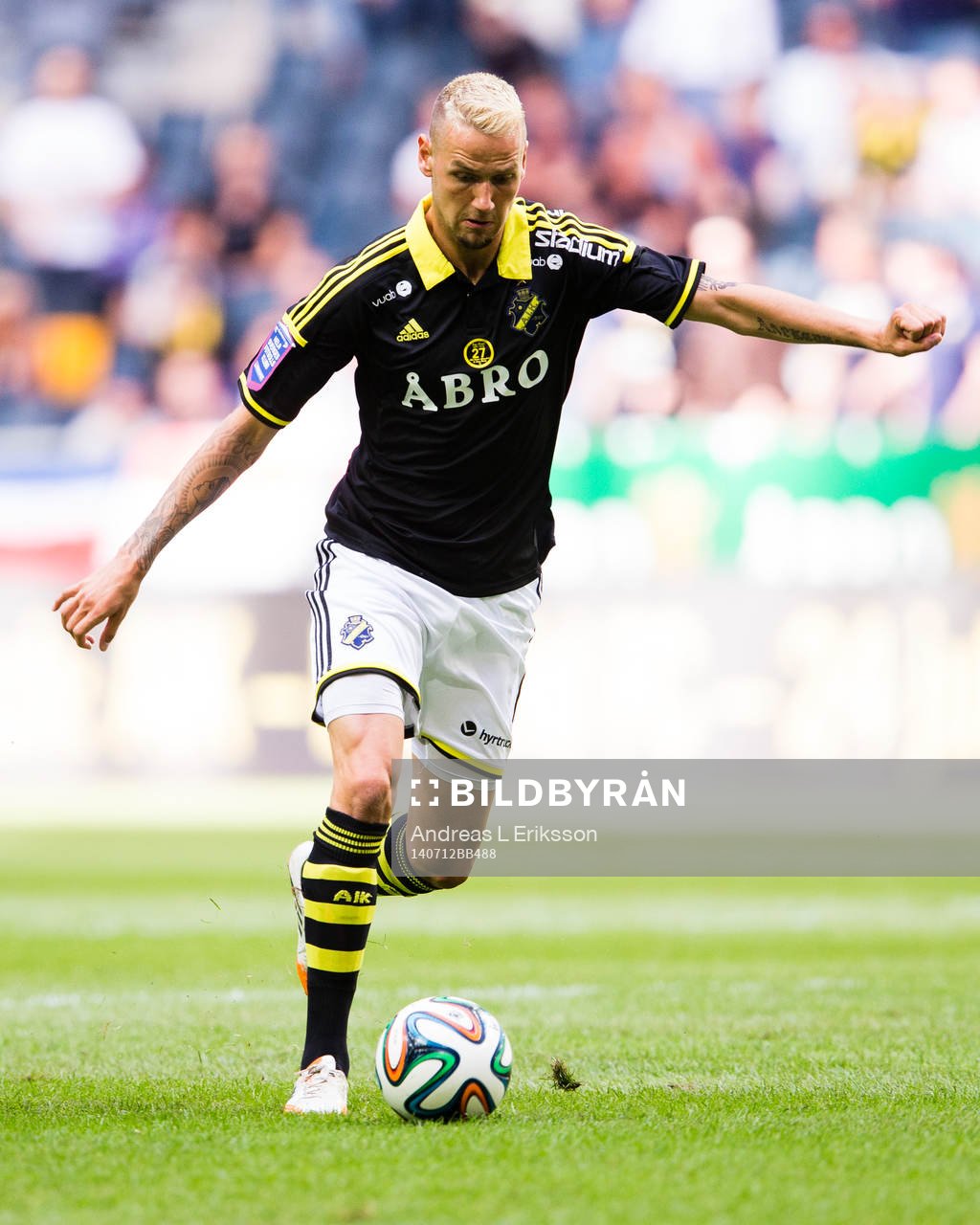 s Alexander Milosevic med bollen