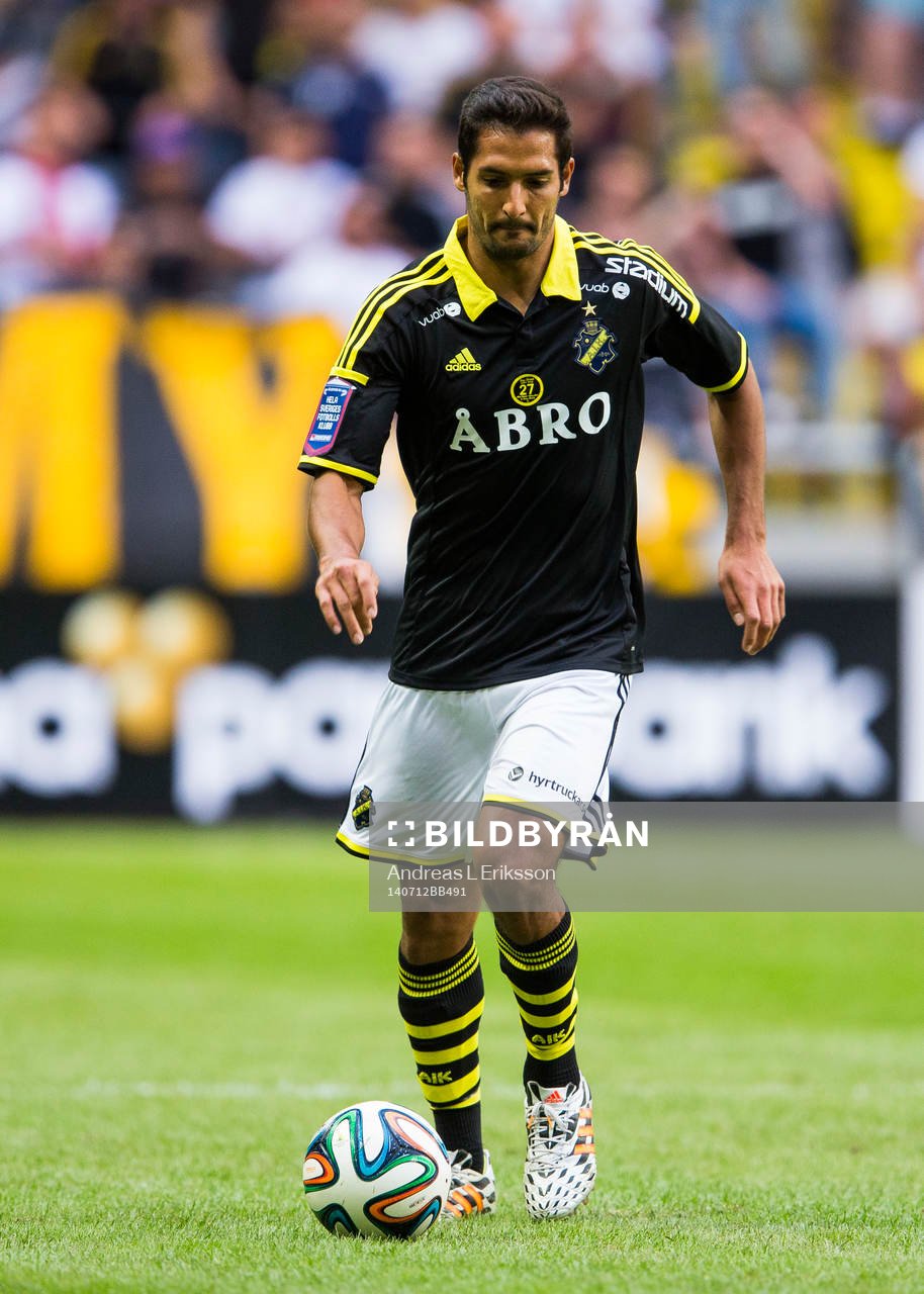 s Celso Borges med bollen