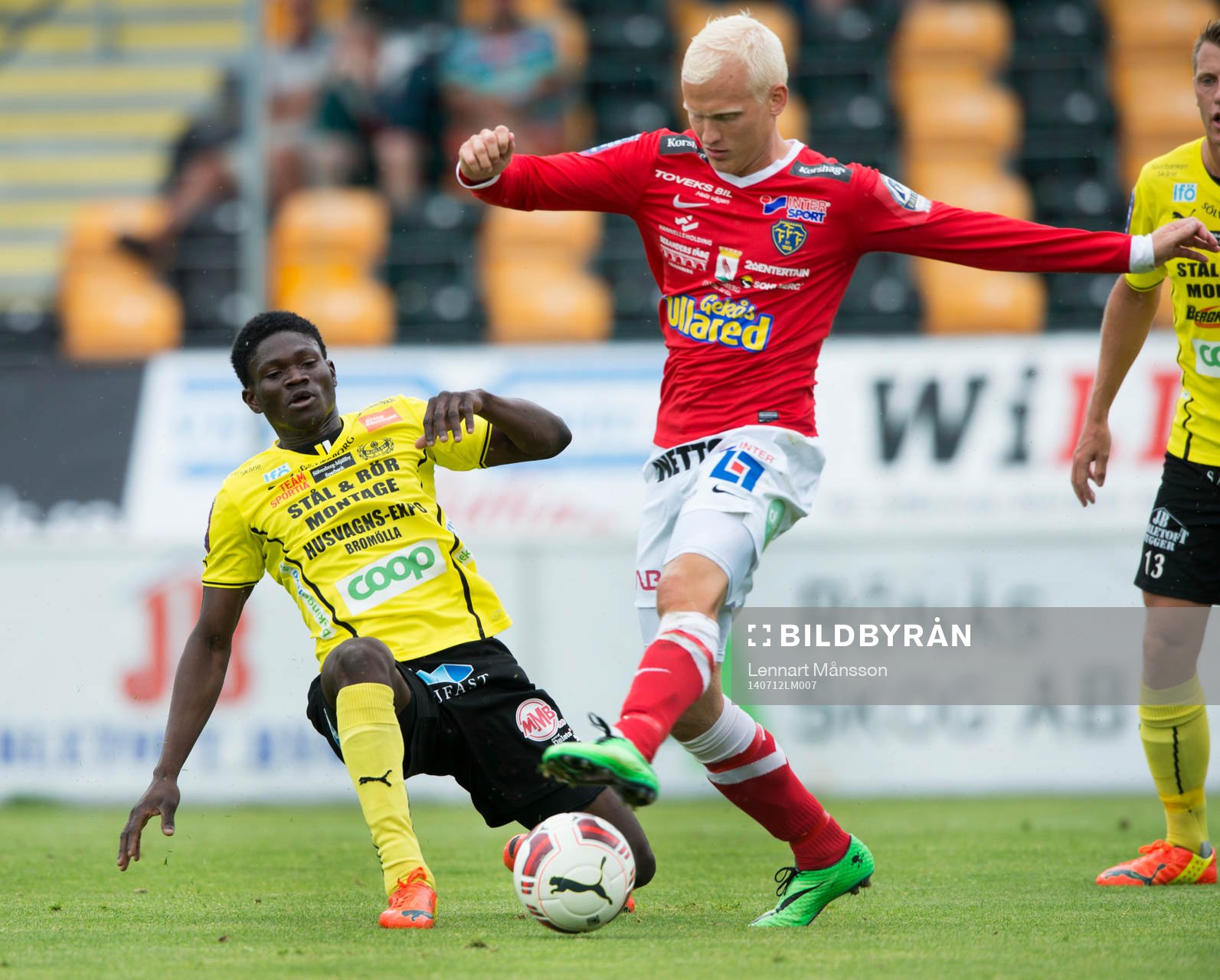 Falkenbergs Halldor Björnsson och Mjällbys Gbenga Arokoyo