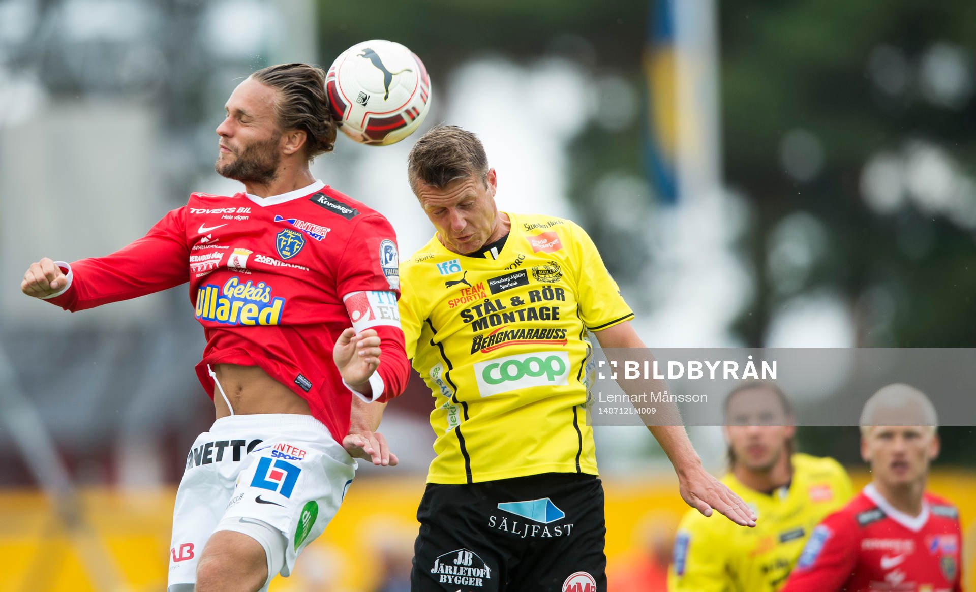 Mjällbys Daniel Nilsson och Falkenbergs Johannes Vall i
