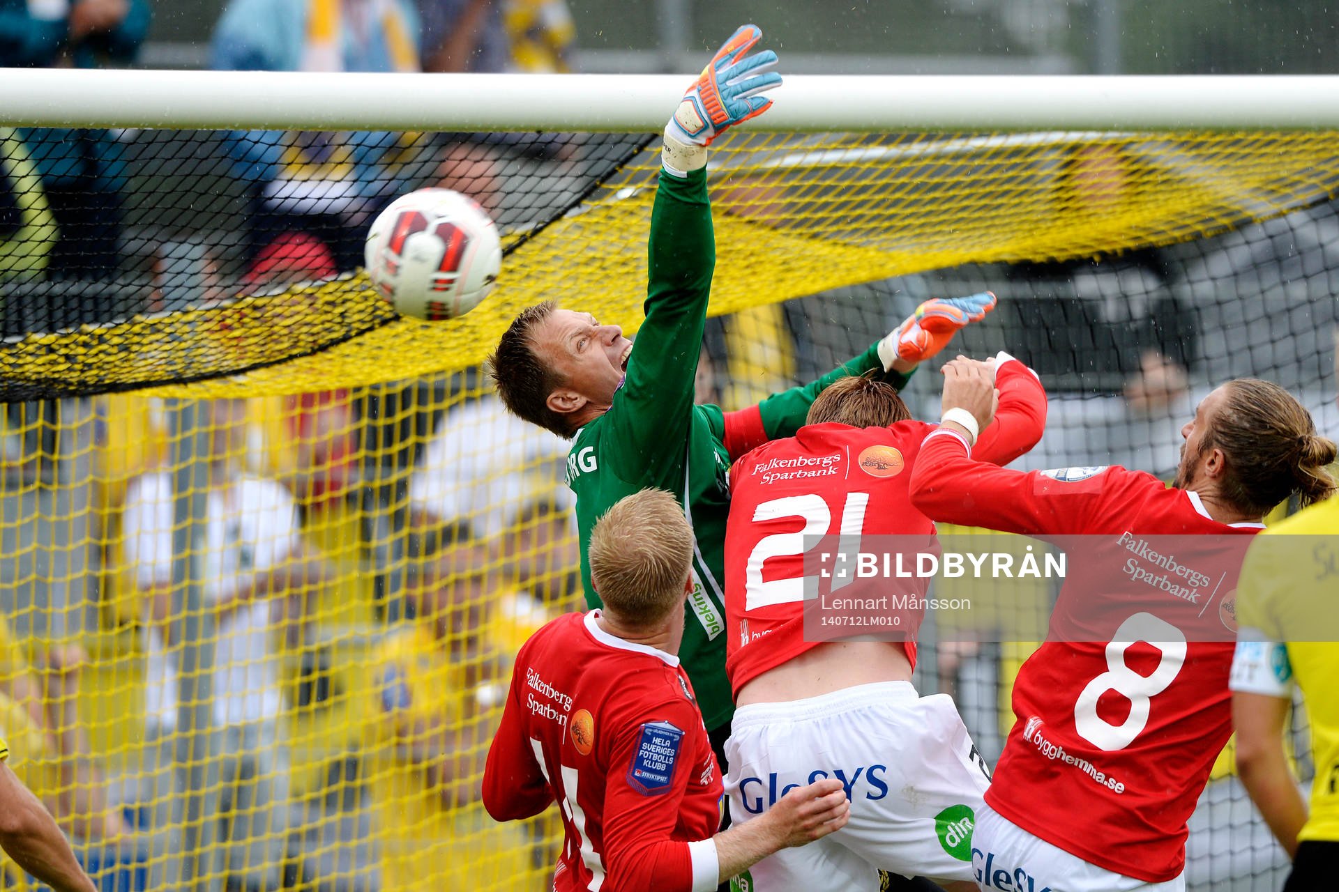 Mjällbys målvakt Mattias Asper i kollision med