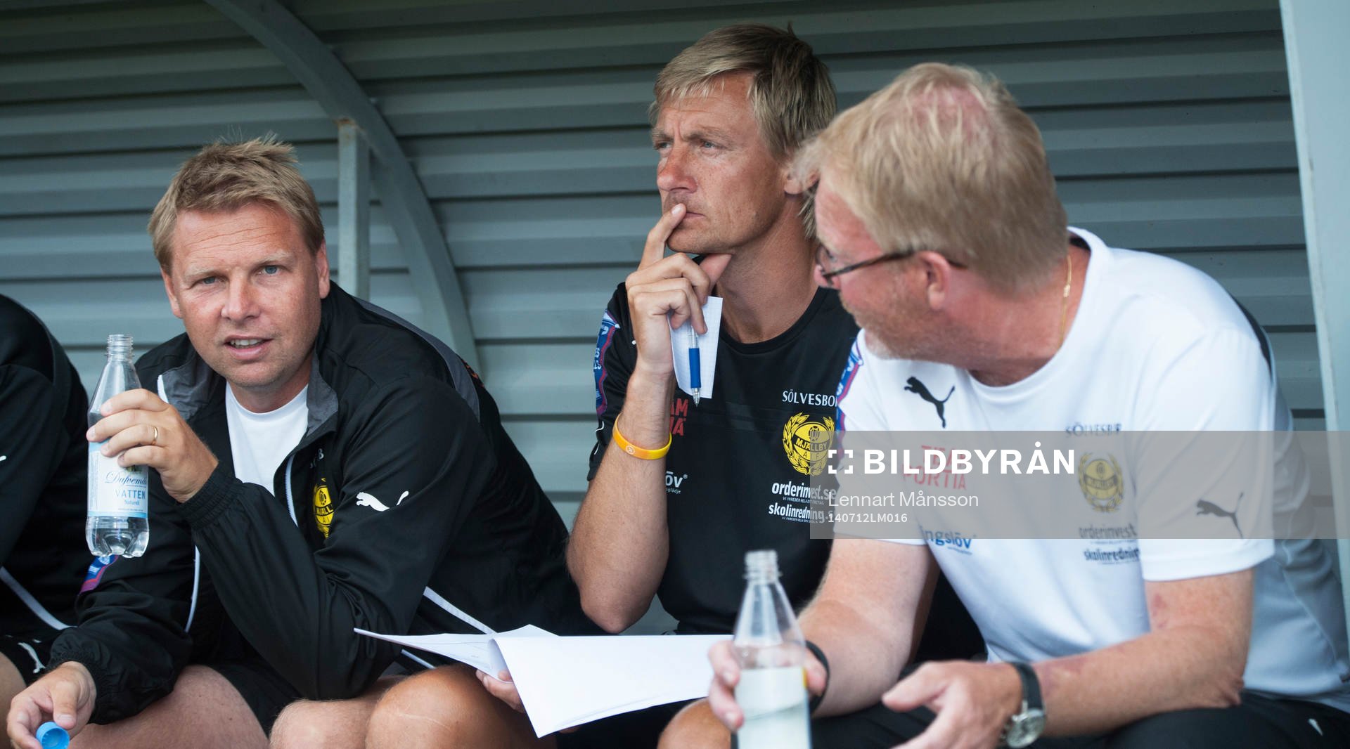 Mjällby har förstärkt sin bänk med gamle stjärnan Patrik Rosengren bredvid Lasse Jacobsson och Jonas Andersson i den allsvenska fotbollsmatchen mellan Mjällby och Falkenberg i Mjällby 12 juli.