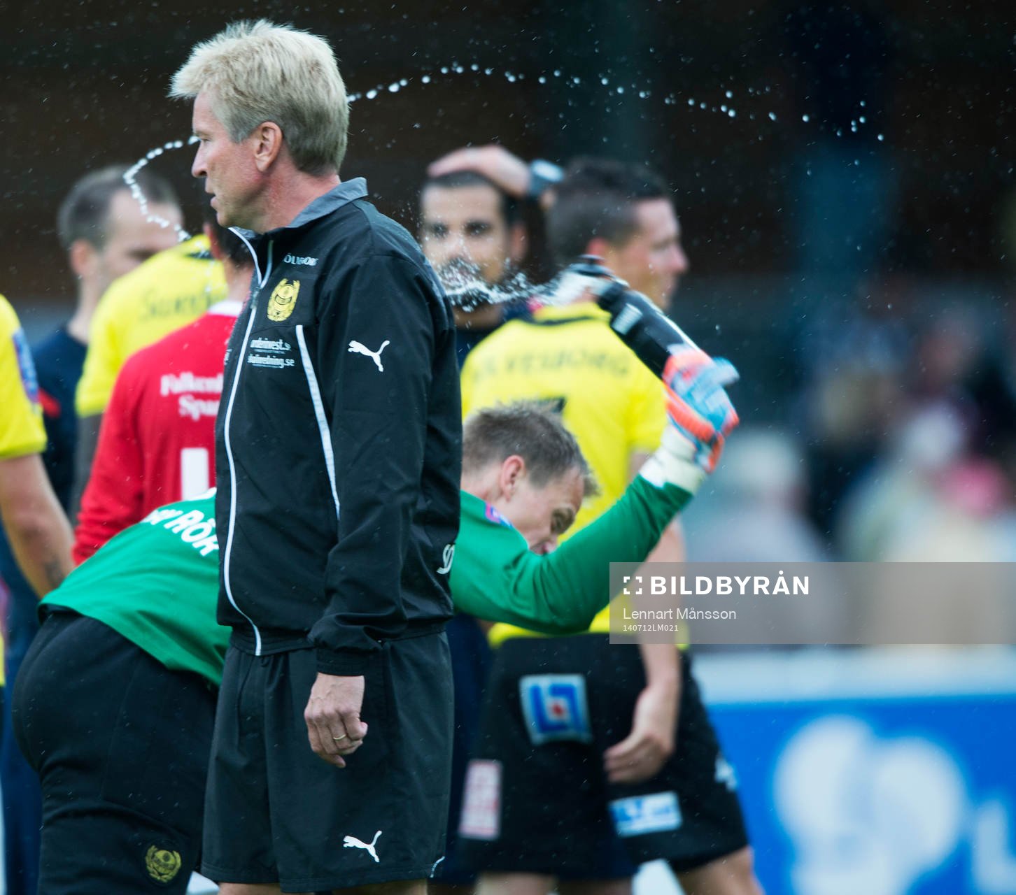 Mjällbys målvakt Mattias Asper bankar sin vattenflaska i
