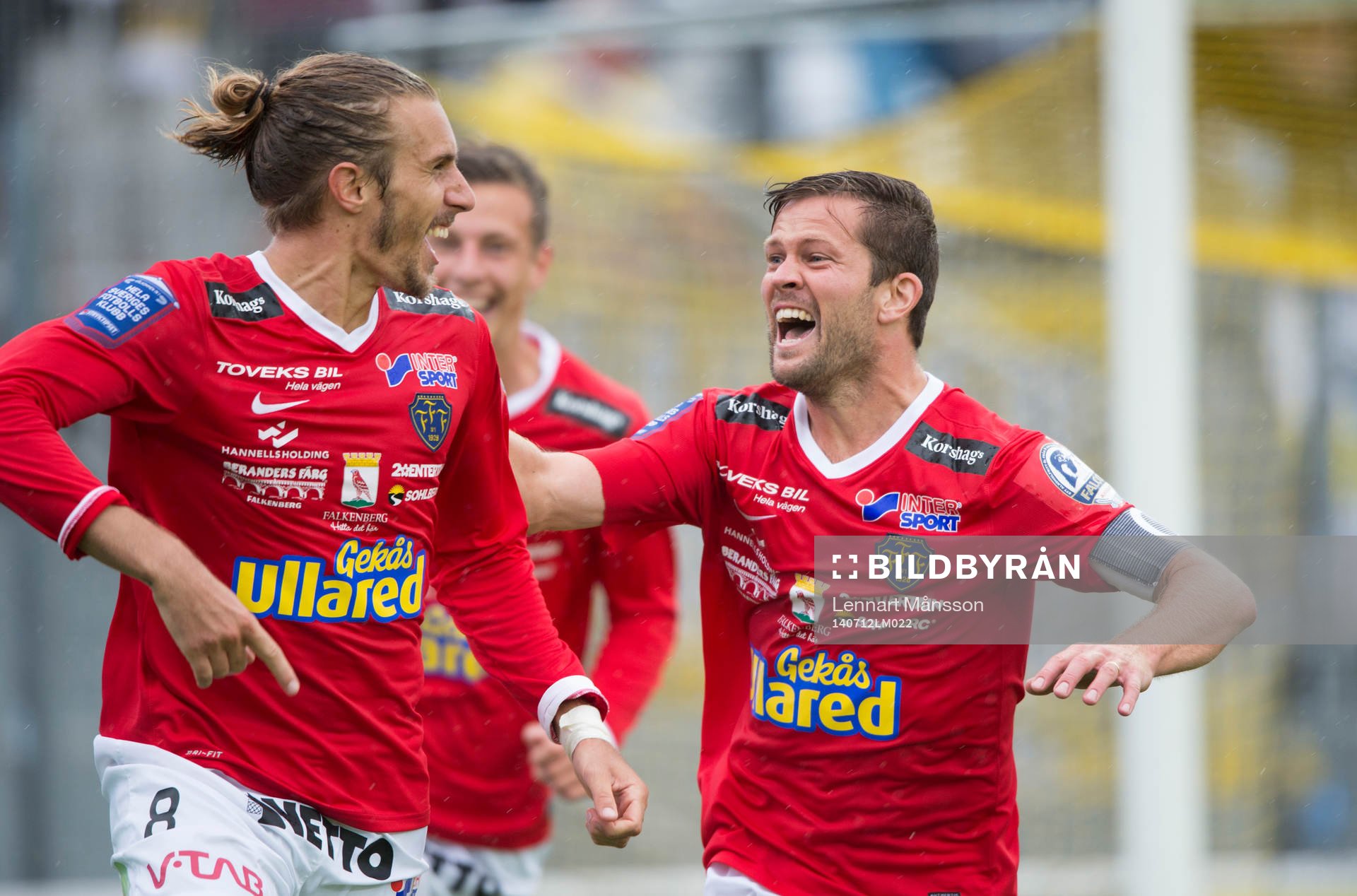 Falkenbergs Tobias Karlsson har kvitterat till 1-1 på övertid och grattas av David Svensson i den allsvenska fotbollsmatchen mellan Mjällby och Falkenberg i Mjällby 12 juli.