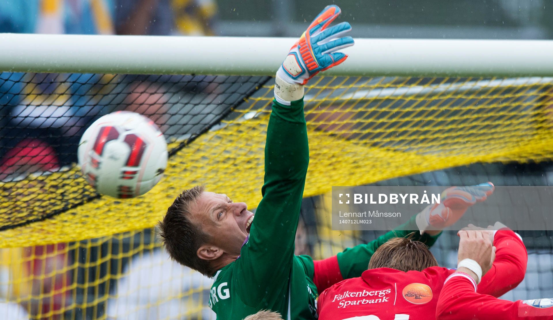 Mjällbys målvakt Mattias Asper och Falkenbergs Dan Keat i
