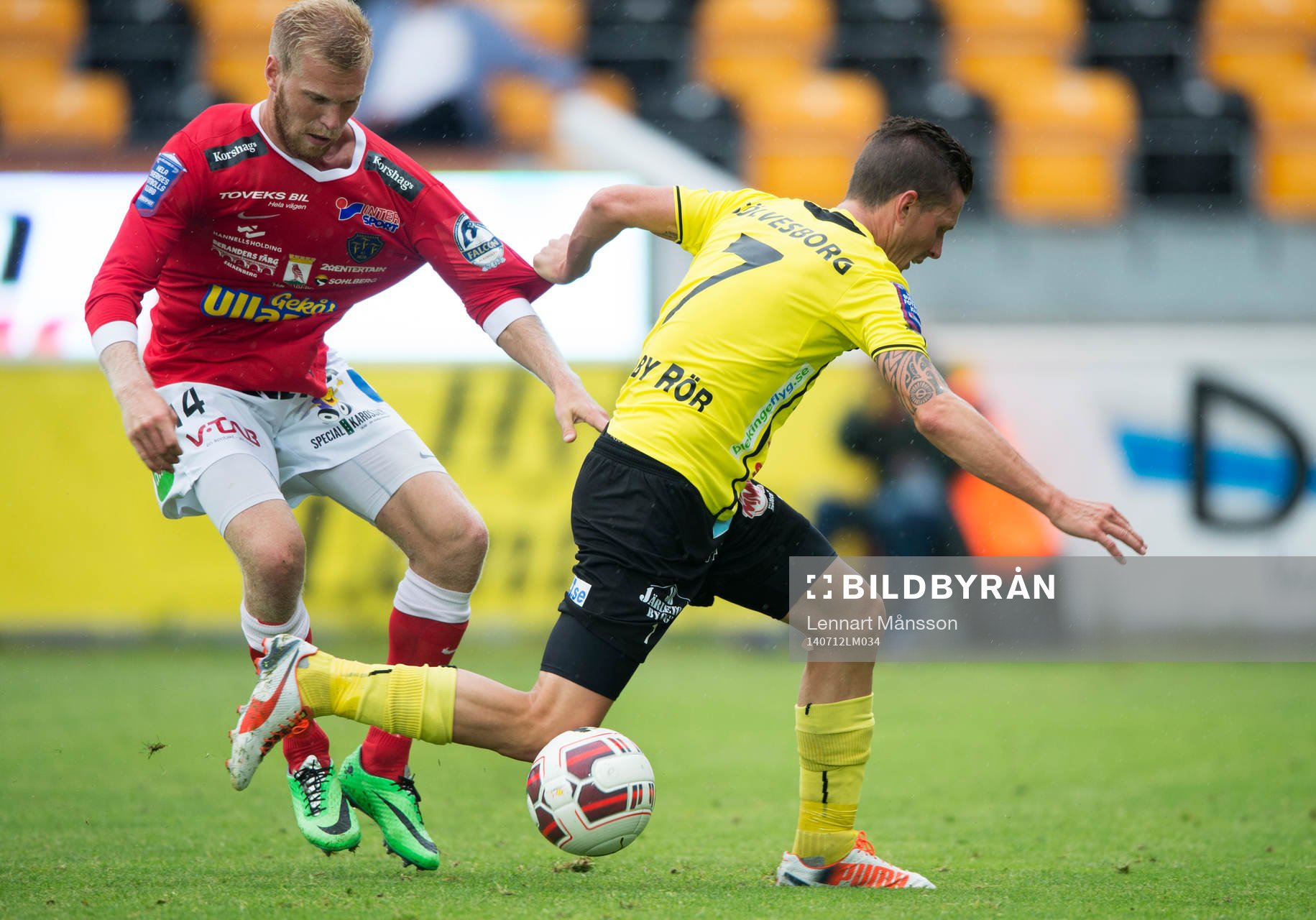 Falkenbergs Per Karlsson och Mjällbys Kristian Haynes i