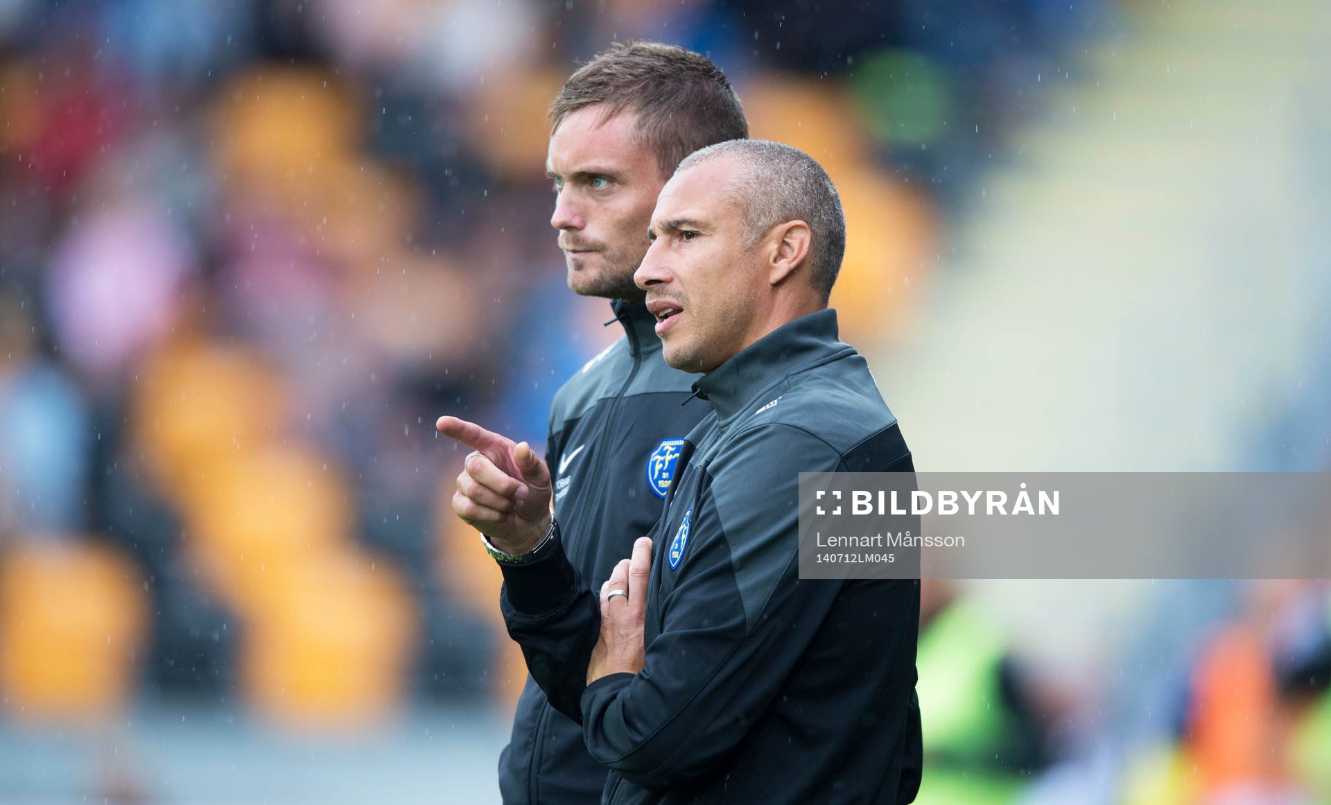 Falkenbergs tränare Henrik Larsson och Tobias Tuvesson i