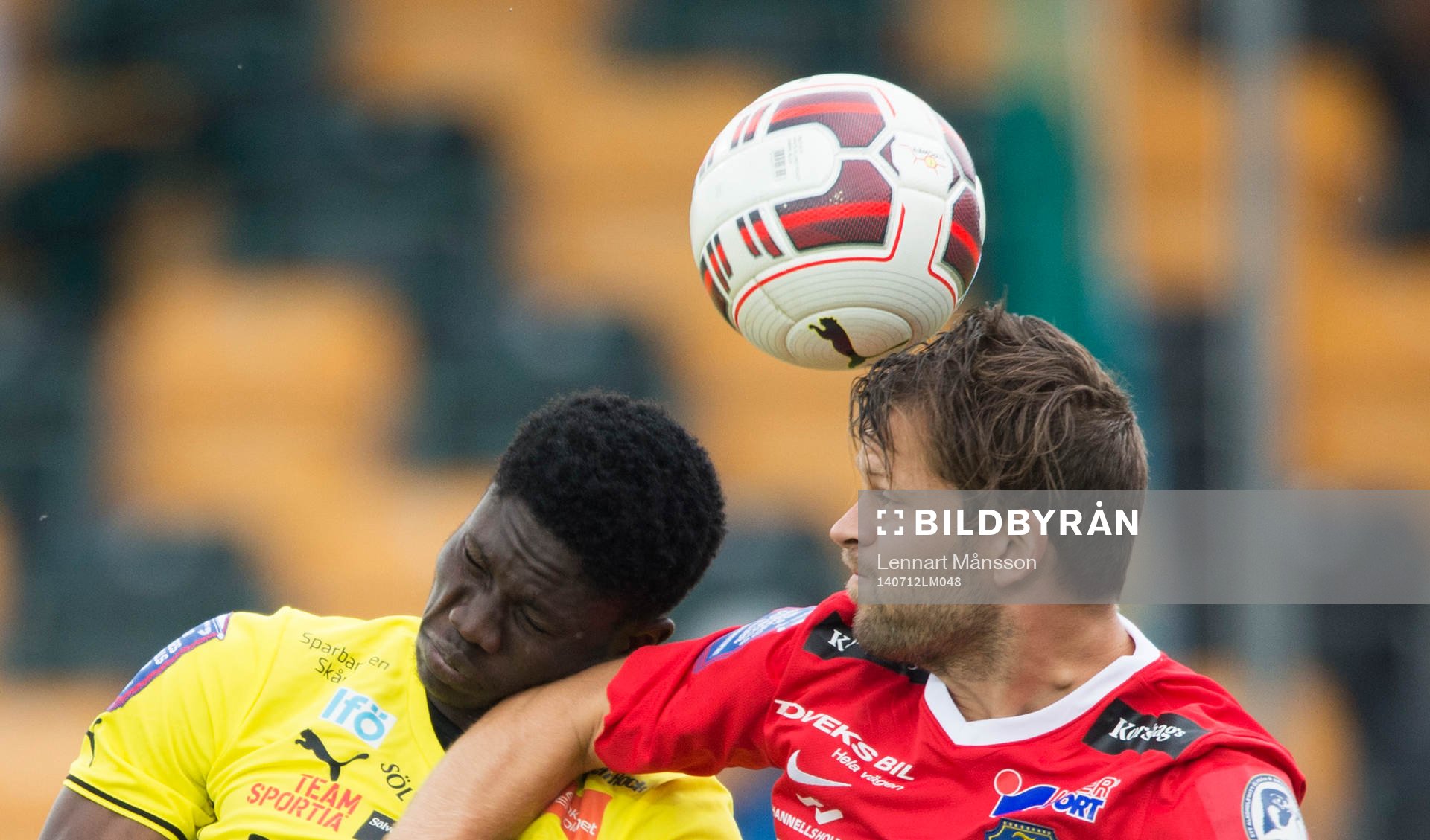 Mjällbys Kwame Bonsu och Falkenbergs David Svensson i