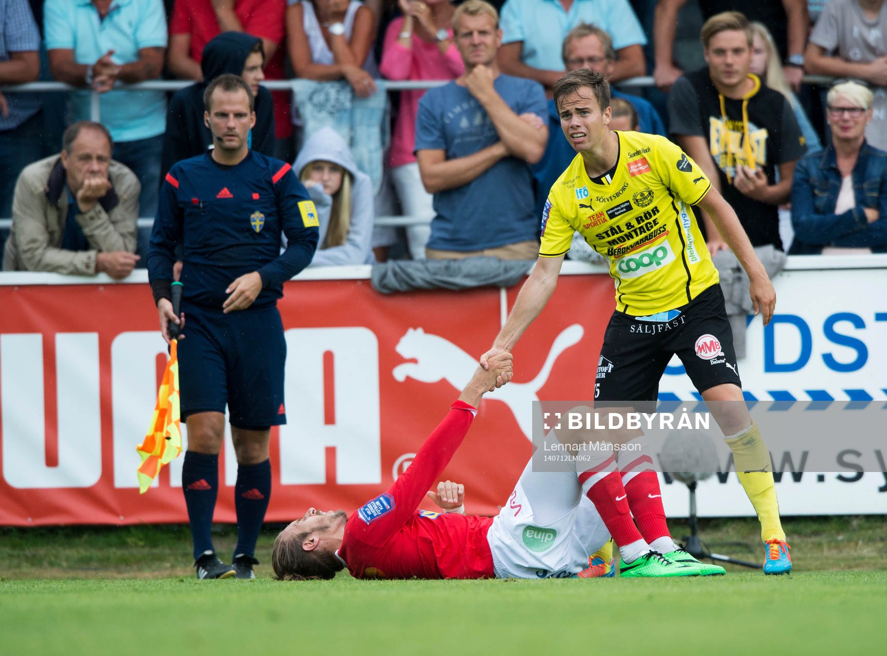 Mjällbys Andreas Blomqvist hjälper en Falkenbergs-spelare