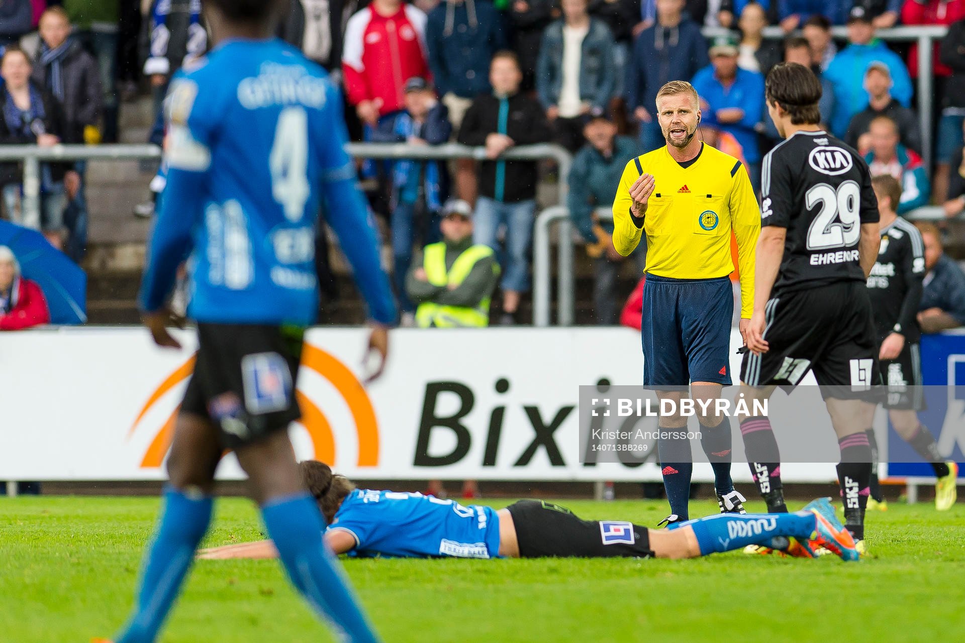 IFK Göteborgs Lasse Vibe blir tillrättavisad