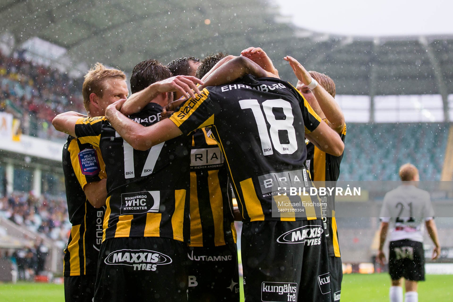 Häckens Alexander Jeremejeff jublar och kramas om