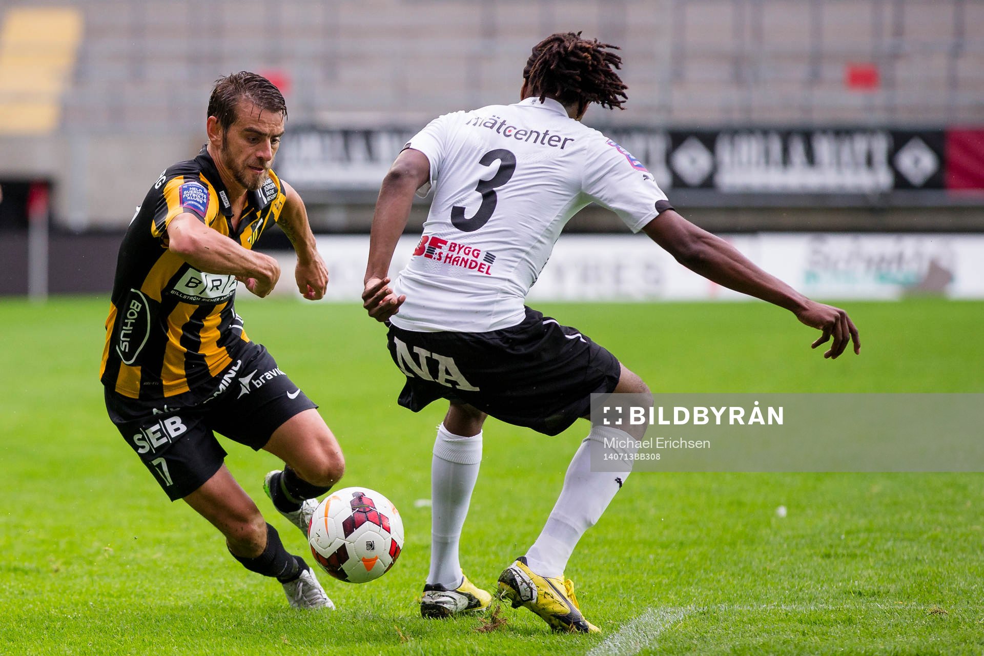 Häckens Björn Anklev slår en tunnel på Örebros Ayanda Nkili under fotbollsmatchen i Allsvenskan mellan Häcken - Örebro den 13 Juli 2014 i GÖTEBORG.