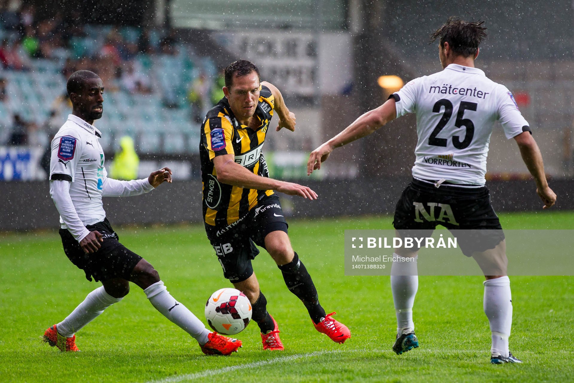 Häckens Martin Ericsson tar sig förbi Örebros Mohammed