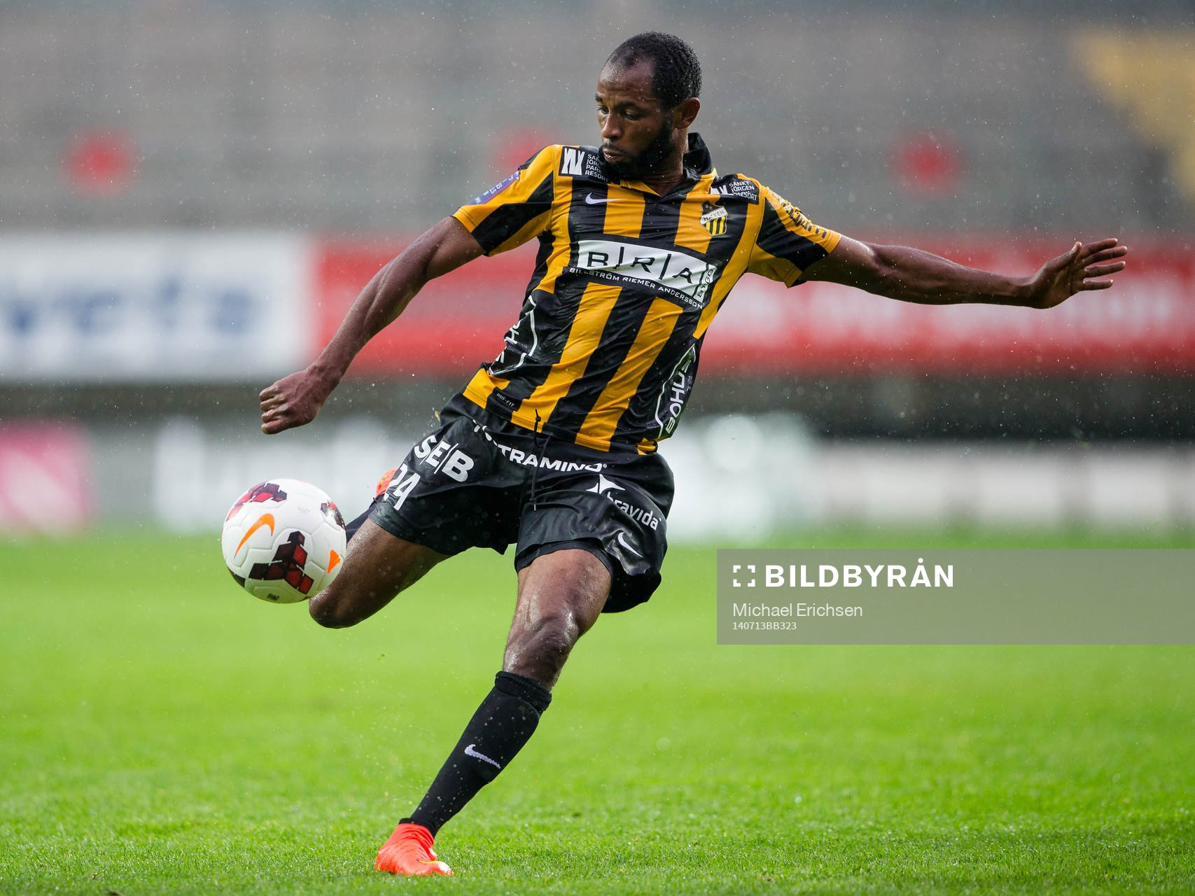 Häckens Rene Makondele skjuter 3-1 på ett distansskott