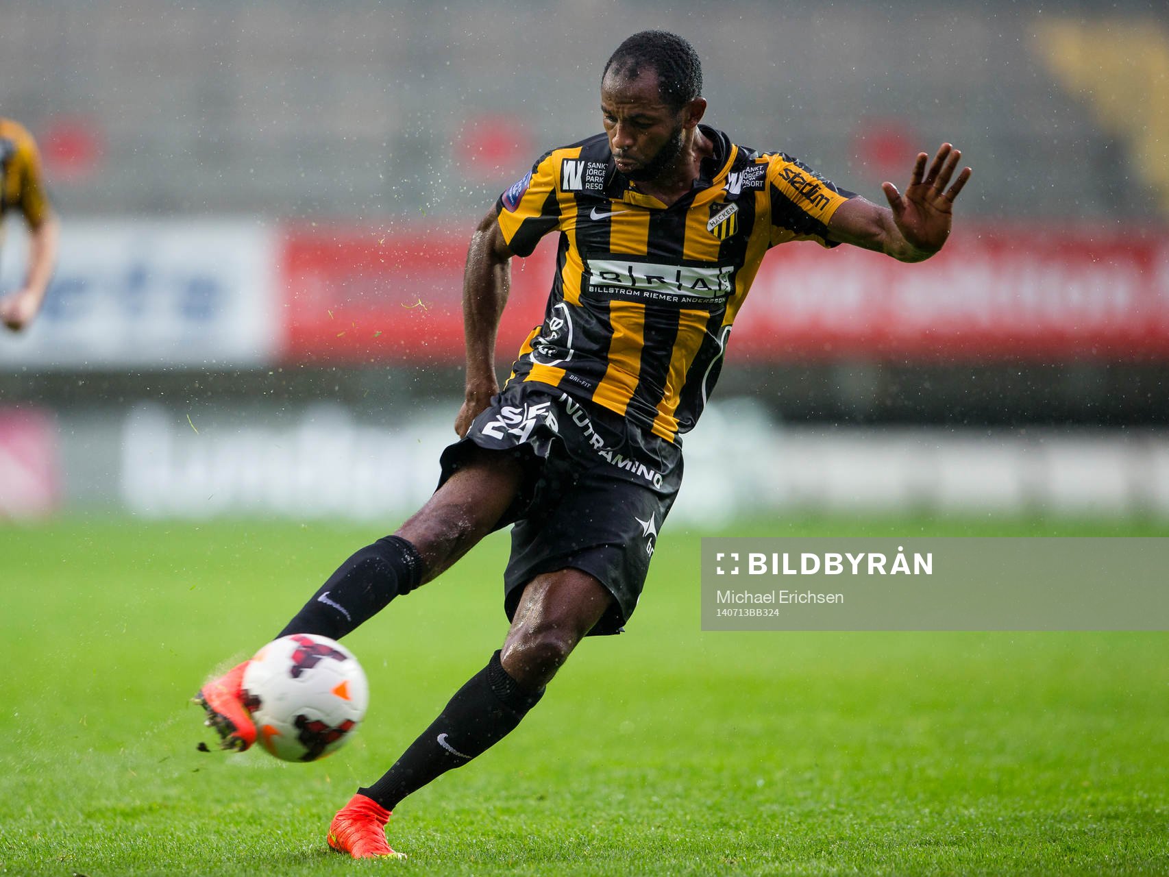 Häckens Rene Makondele skjuter 3-1 på ett distansskott